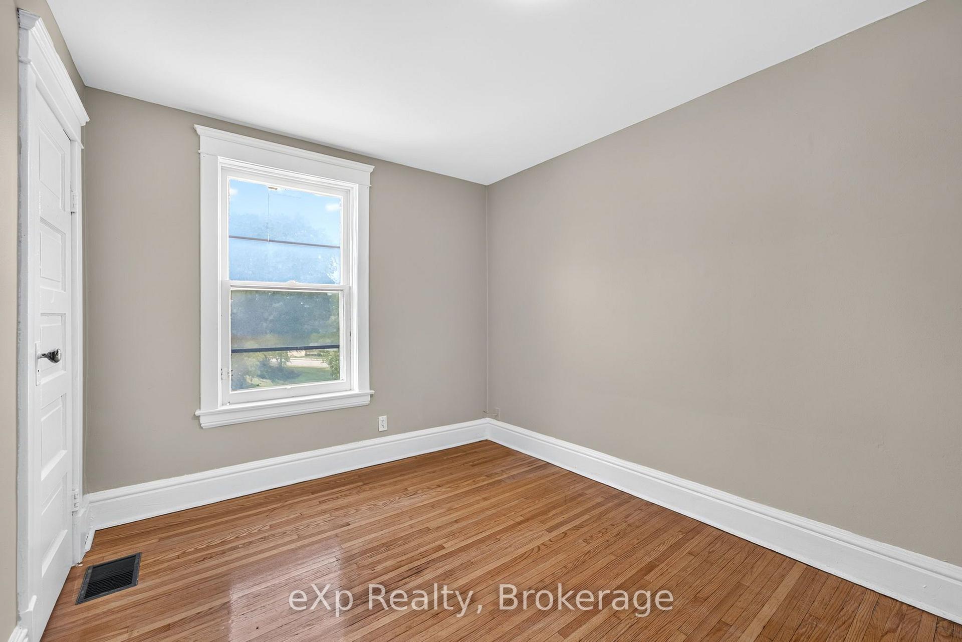 Photo 10 of 31 Waterloo Street S, Stratford — HOMEH
