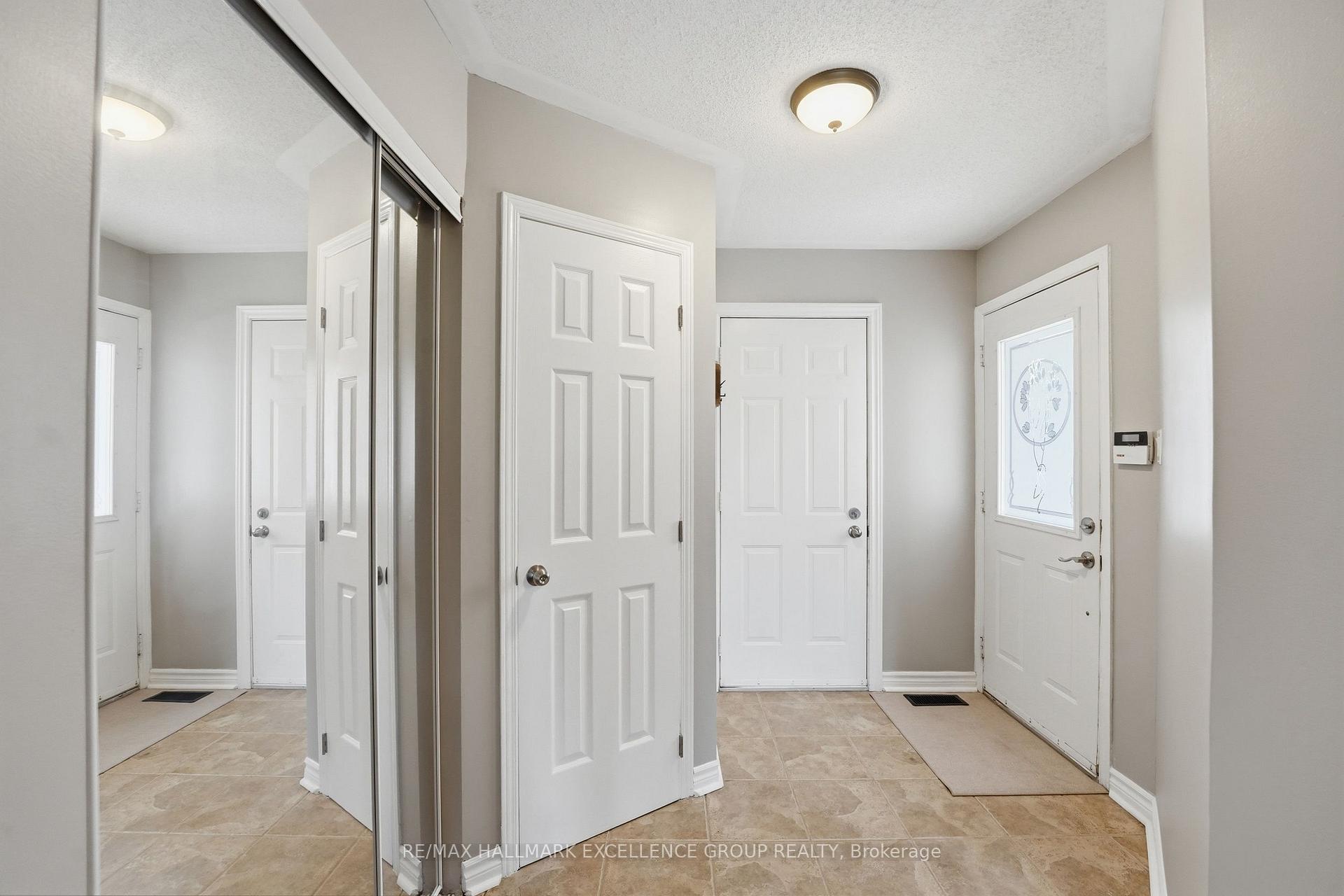 Photo 4 of 887 Nesting Way, Ottawa, Fallingbrook/Gardenway South — HOMEH