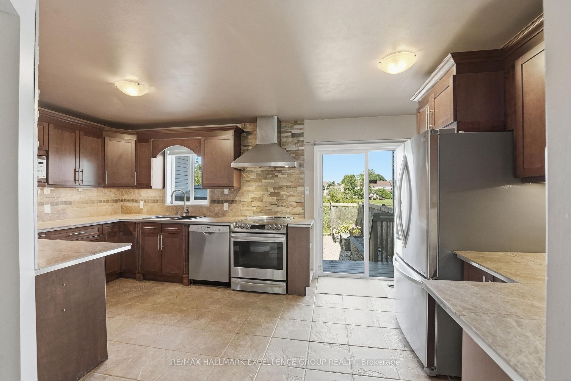 Photo 14 of 887 Nesting Way, Ottawa, Fallingbrook/Gardenway South — HOMEH