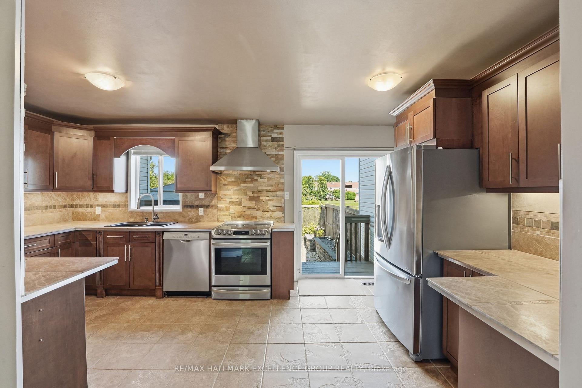 Photo 15 of 887 Nesting Way, Ottawa, Fallingbrook/Gardenway South — HOMEH