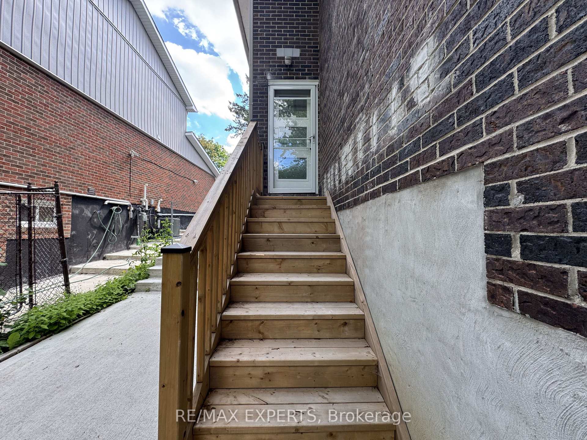 Photo 1 of Unit Unit B Basement, 209 Ridge Road, Caledon, Bolton West — HOMEH