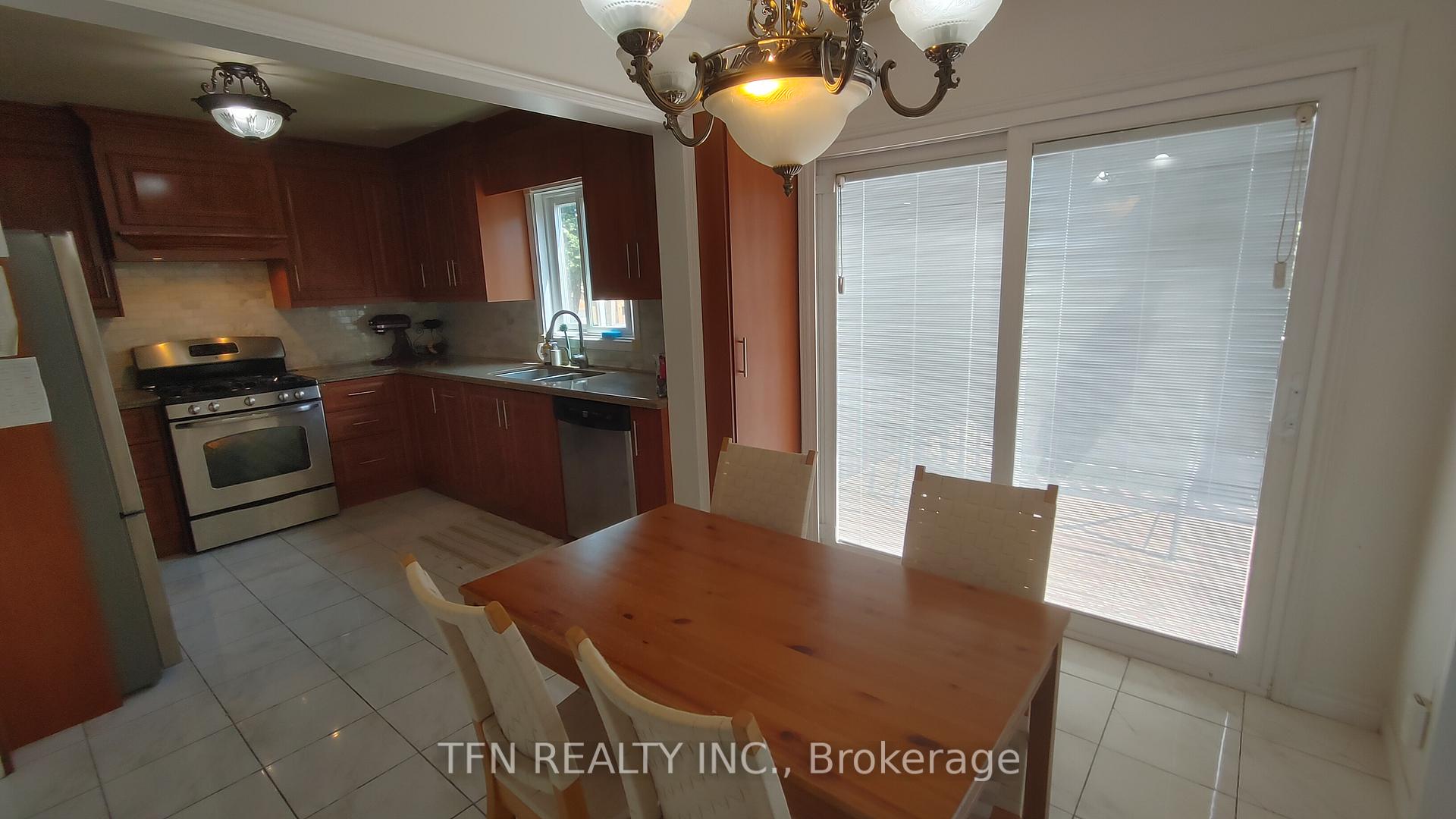Photo 12 of 112 Trafalgar Square, Vaughan, Uplands — HOMEH