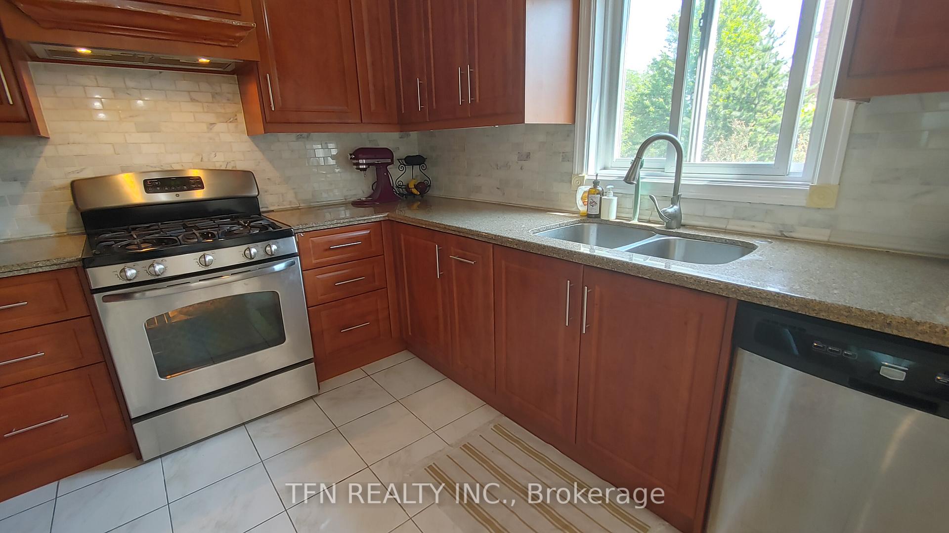 Photo 13 of 112 Trafalgar Square, Vaughan, Uplands — HOMEH