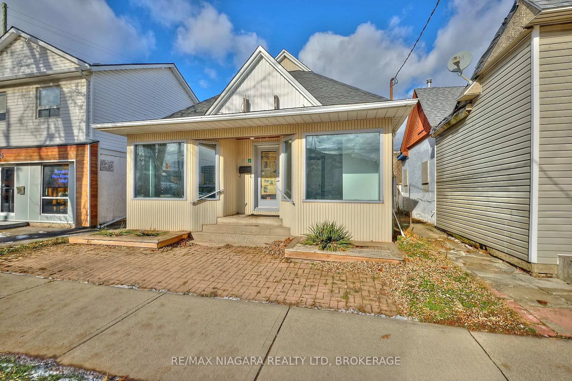 Photo 3 of 105A Welland Avenue, St. Catharines, Downtown — HOMEH