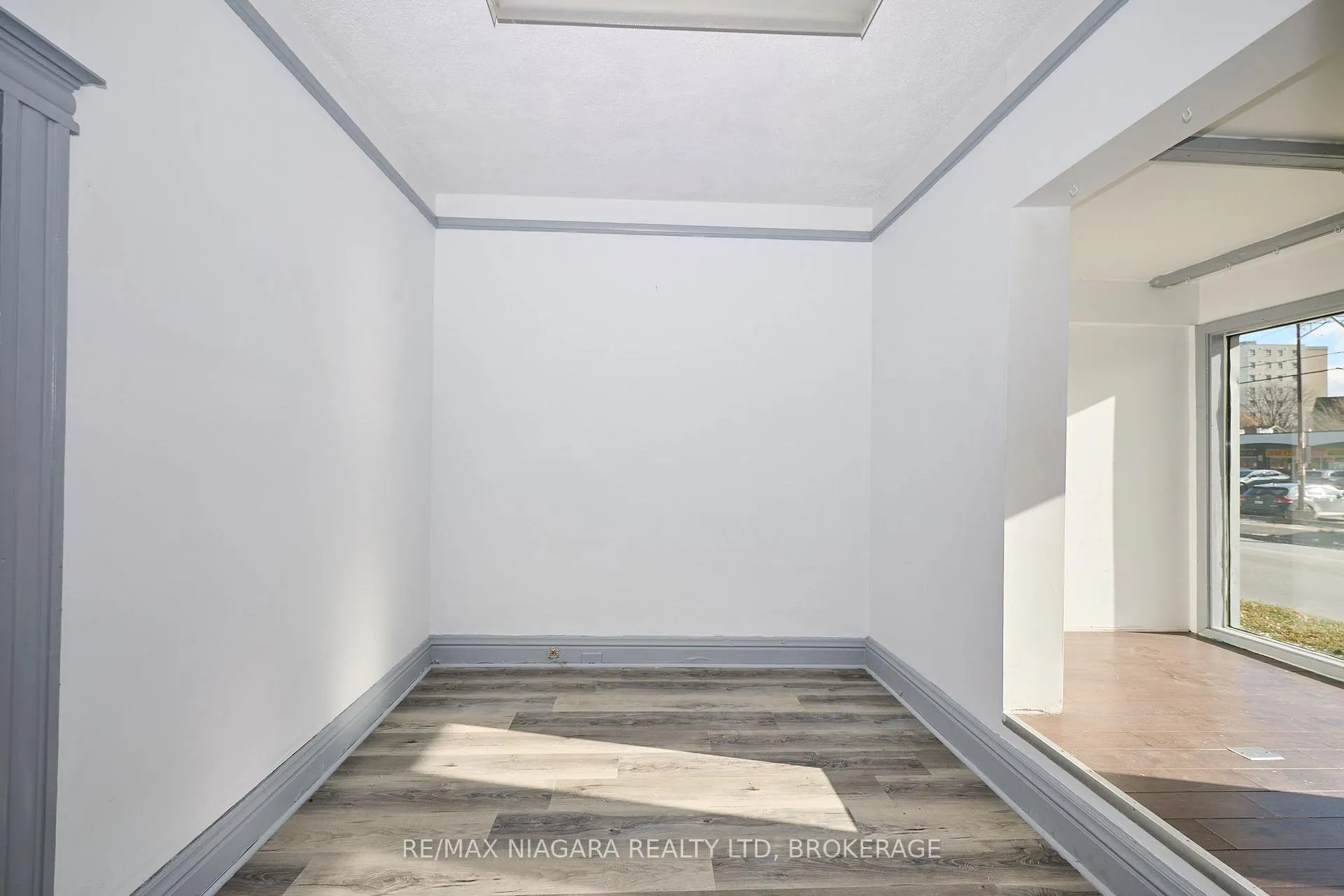 Photo 5 of 105A Welland Avenue, St. Catharines, Downtown — HOMEH