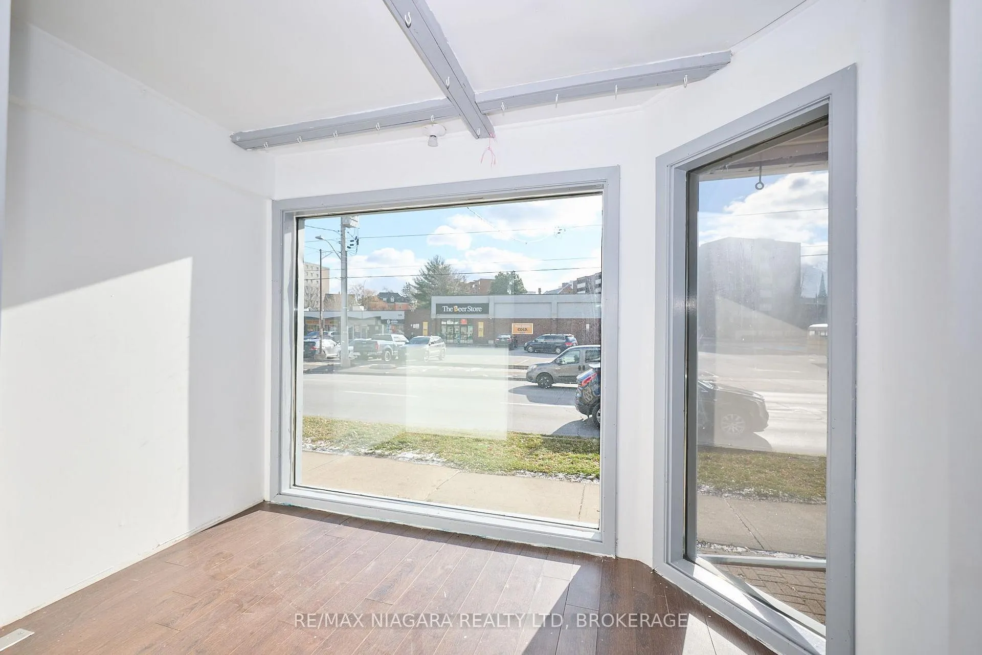 Photo 6 of 105A Welland Avenue, St. Catharines, Downtown — HOMEH