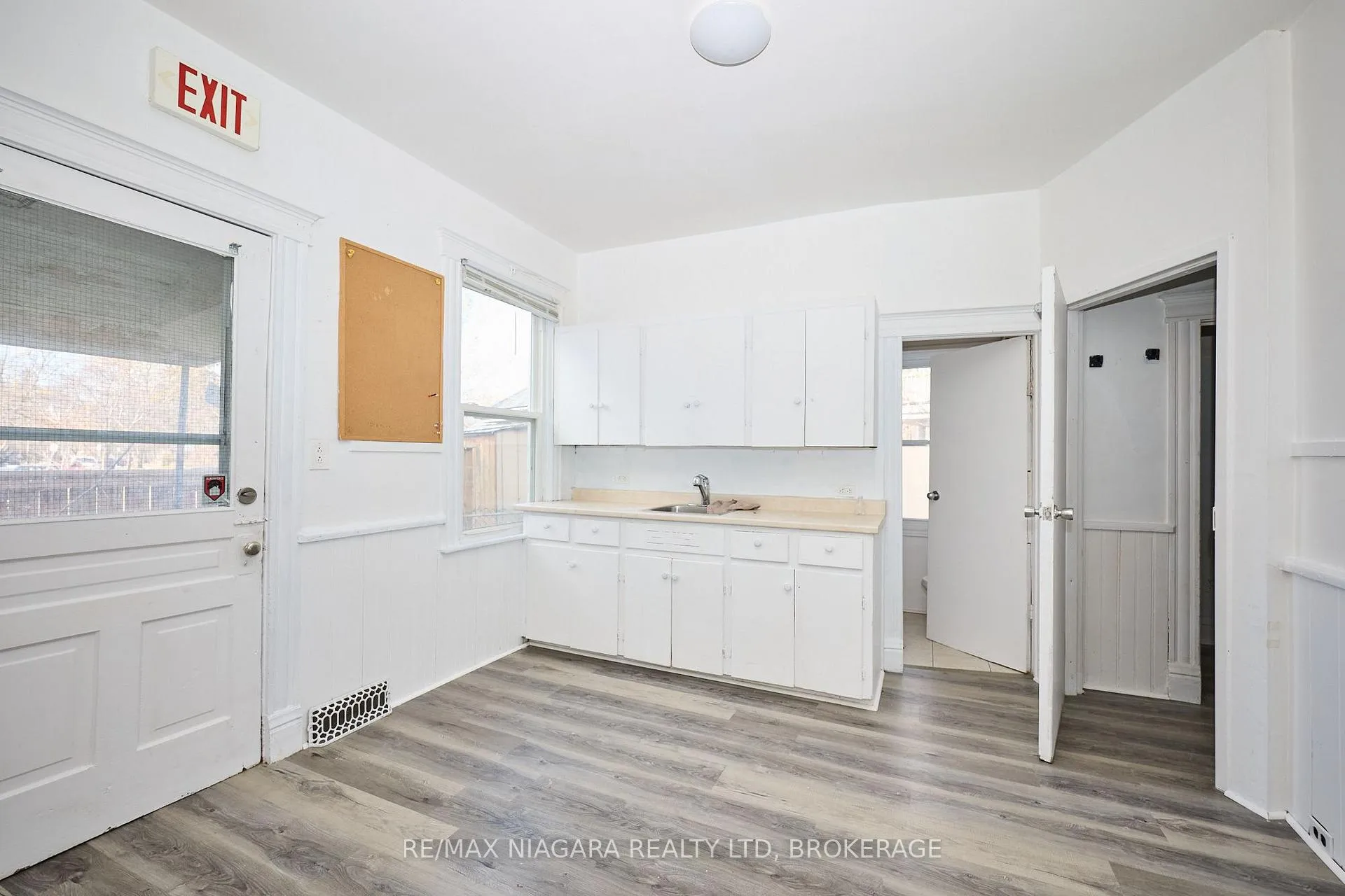 Photo 10 of 105A Welland Avenue, St. Catharines, Downtown — HOMEH