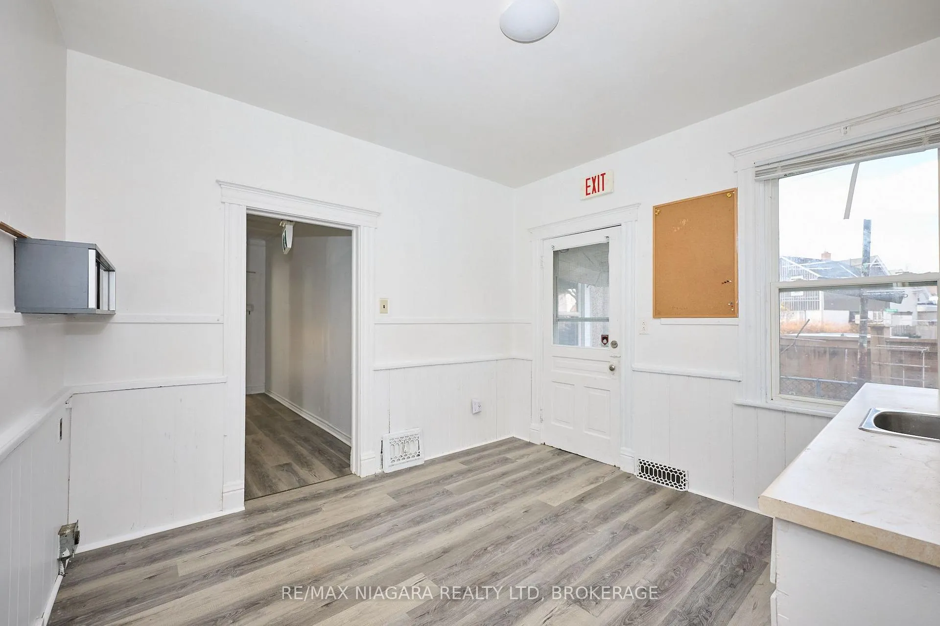 Photo 11 of 105A Welland Avenue, St. Catharines, Downtown — HOMEH