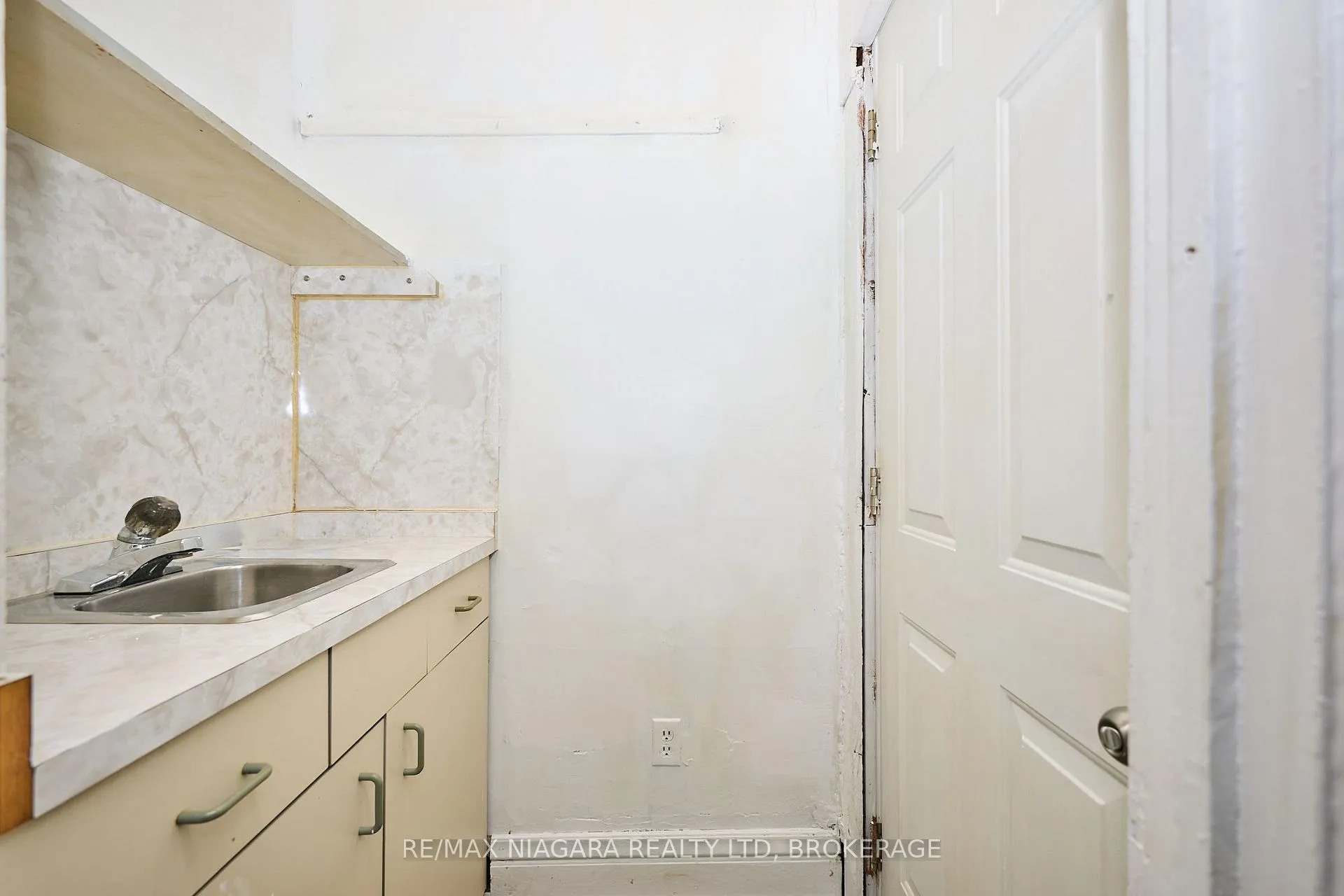 Photo 18 of 105A Welland Avenue, St. Catharines, Downtown — HOMEH