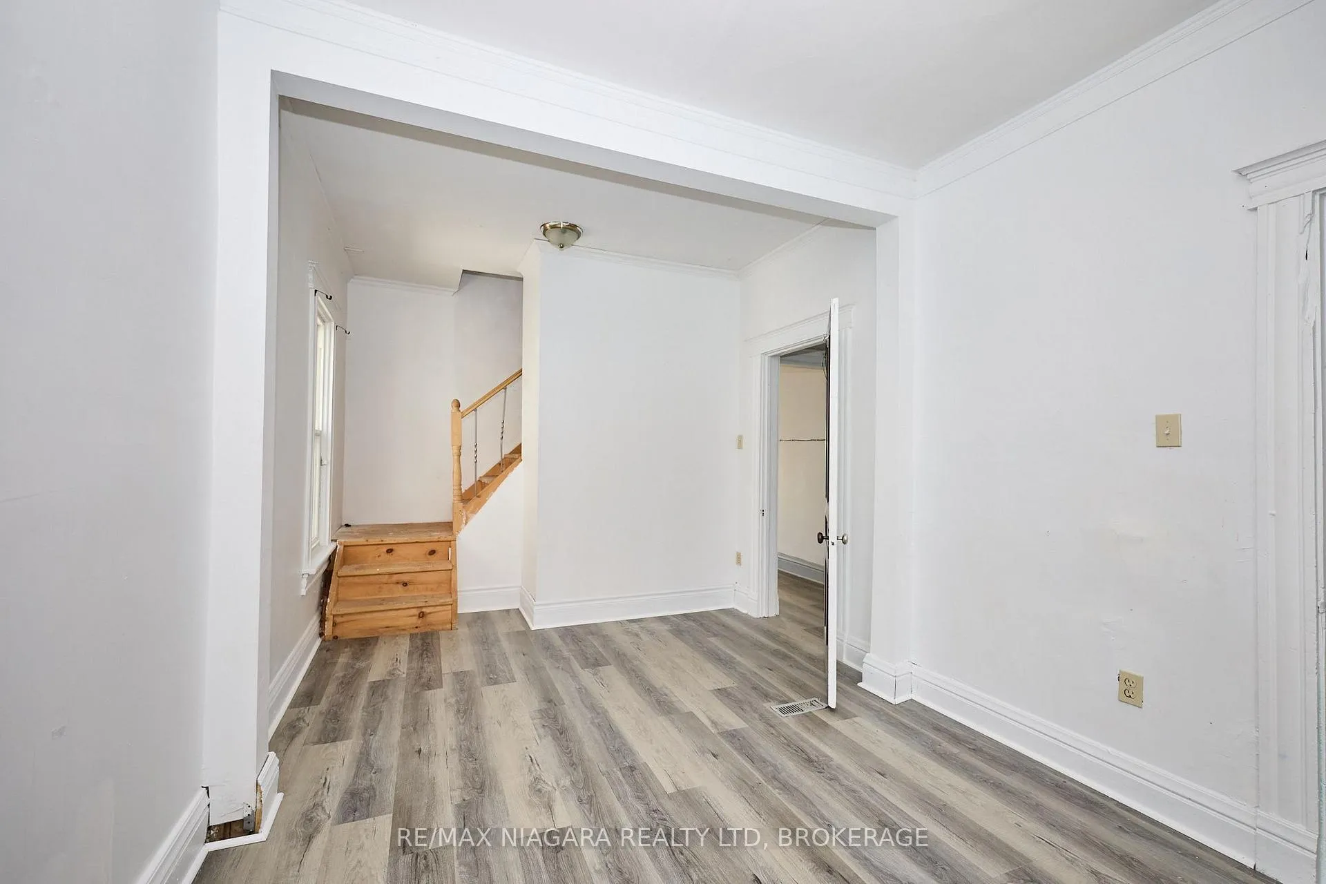 Photo 20 of 105A Welland Avenue, St. Catharines, Downtown — HOMEH