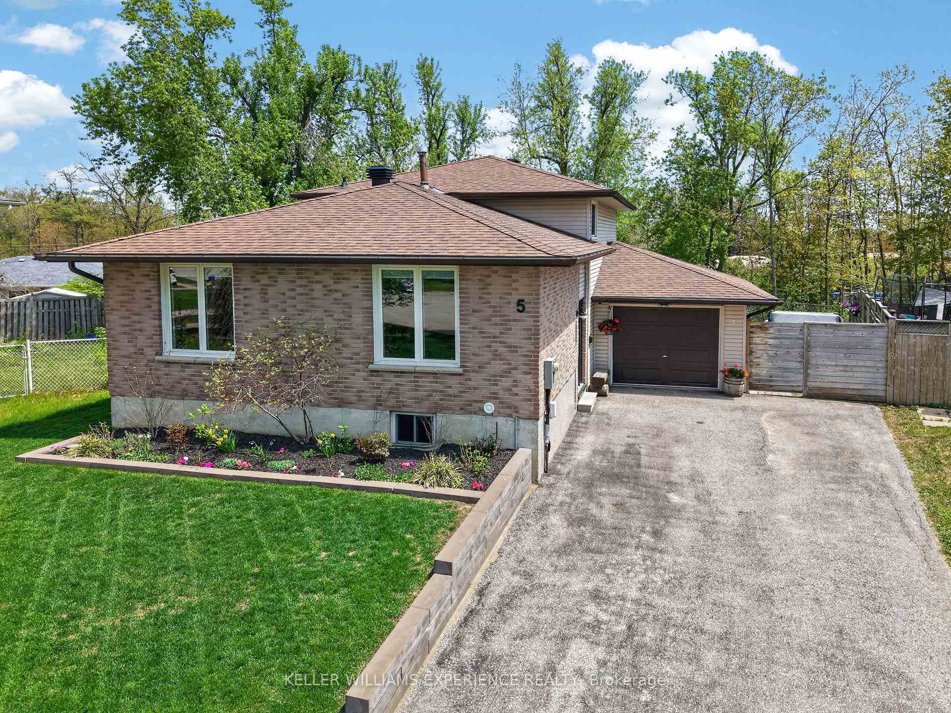 Photo 1 of 5 Atwood Court, Barrie, Letitia Heights — HOMEH