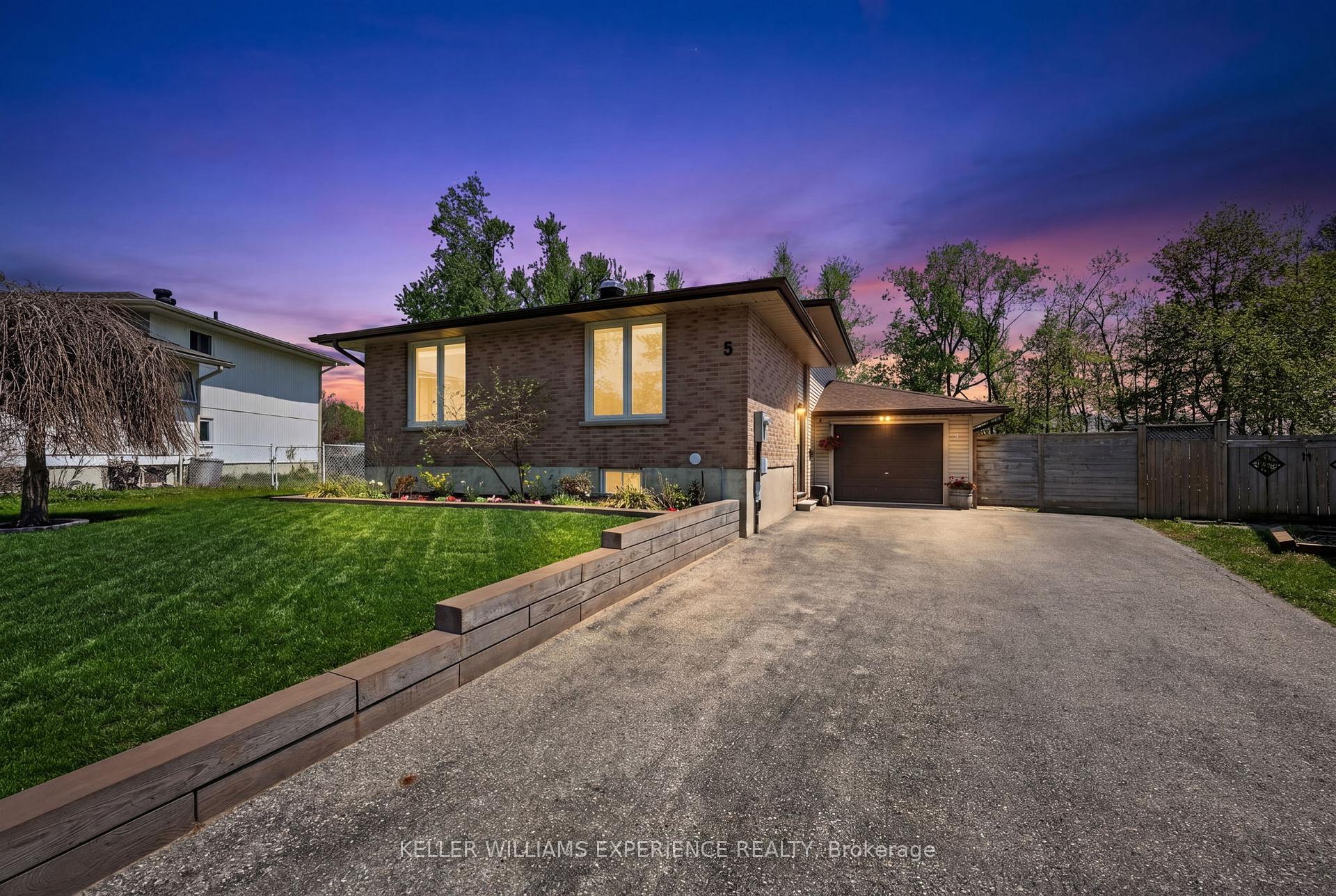 Photo 2 of 5 Atwood Court, Barrie, Letitia Heights — HOMEH