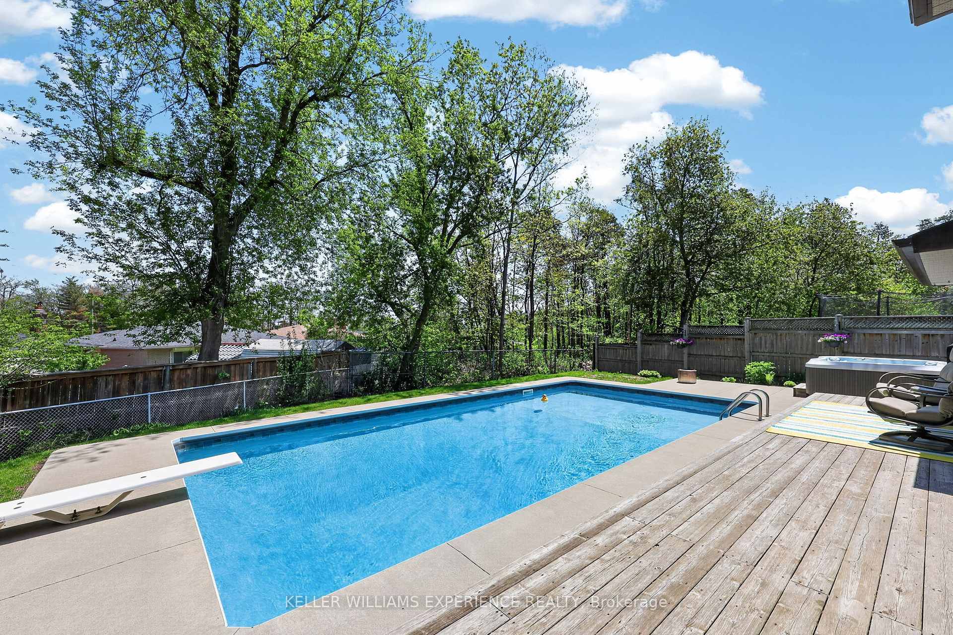 Photo 3 of 5 Atwood Court, Barrie, Letitia Heights — HOMEH