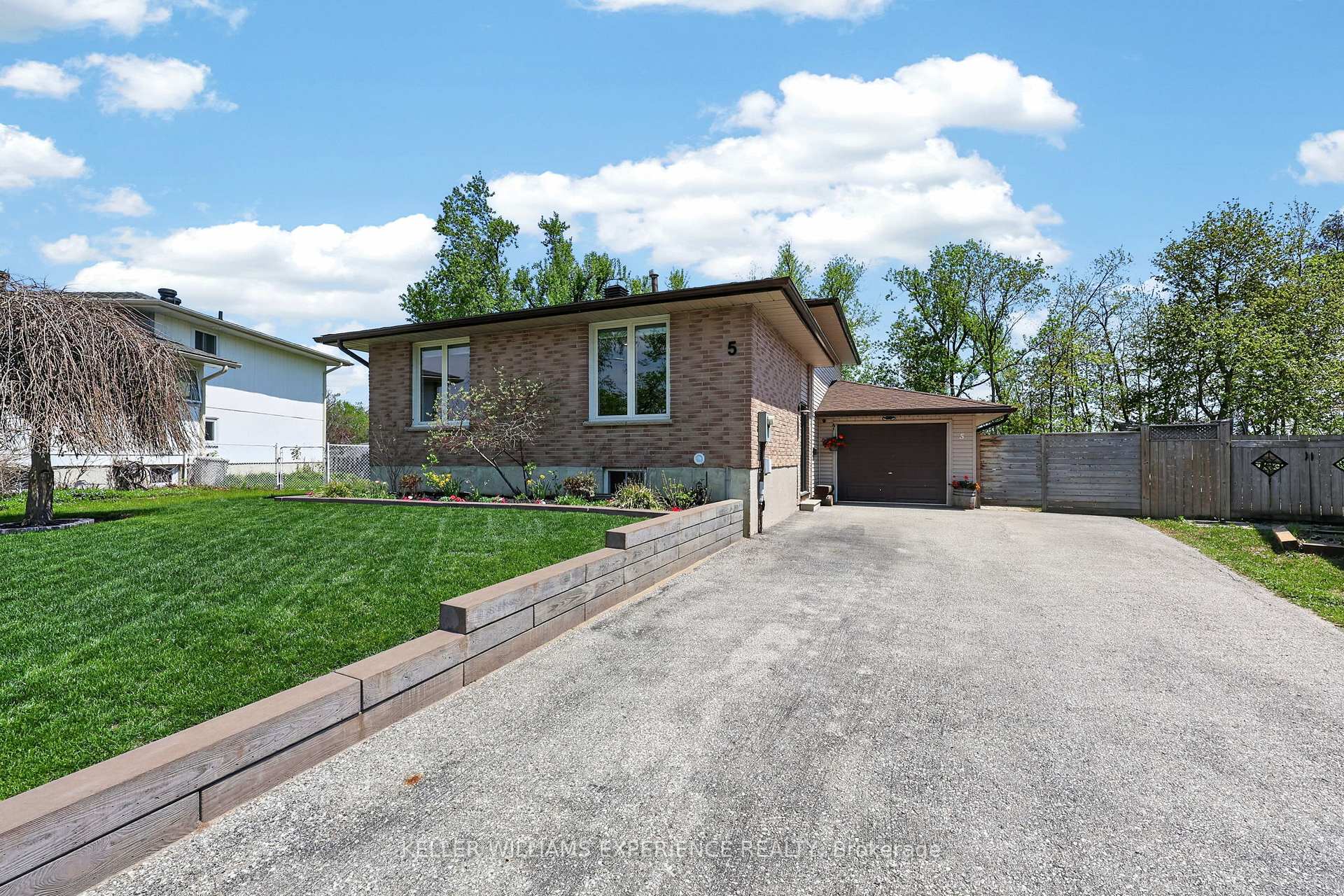 Photo 34 of 5 Atwood Court, Barrie, Letitia Heights — HOMEH