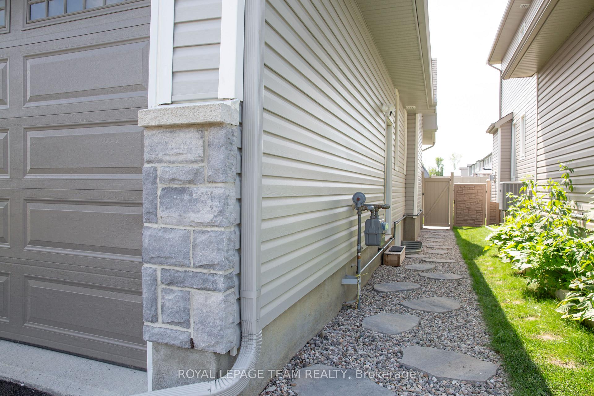 Photo 4 of 111 Dun Skipper Drive, Ottawa, Blossom Park/Kemp Park/Findlay Creek — HOMEH