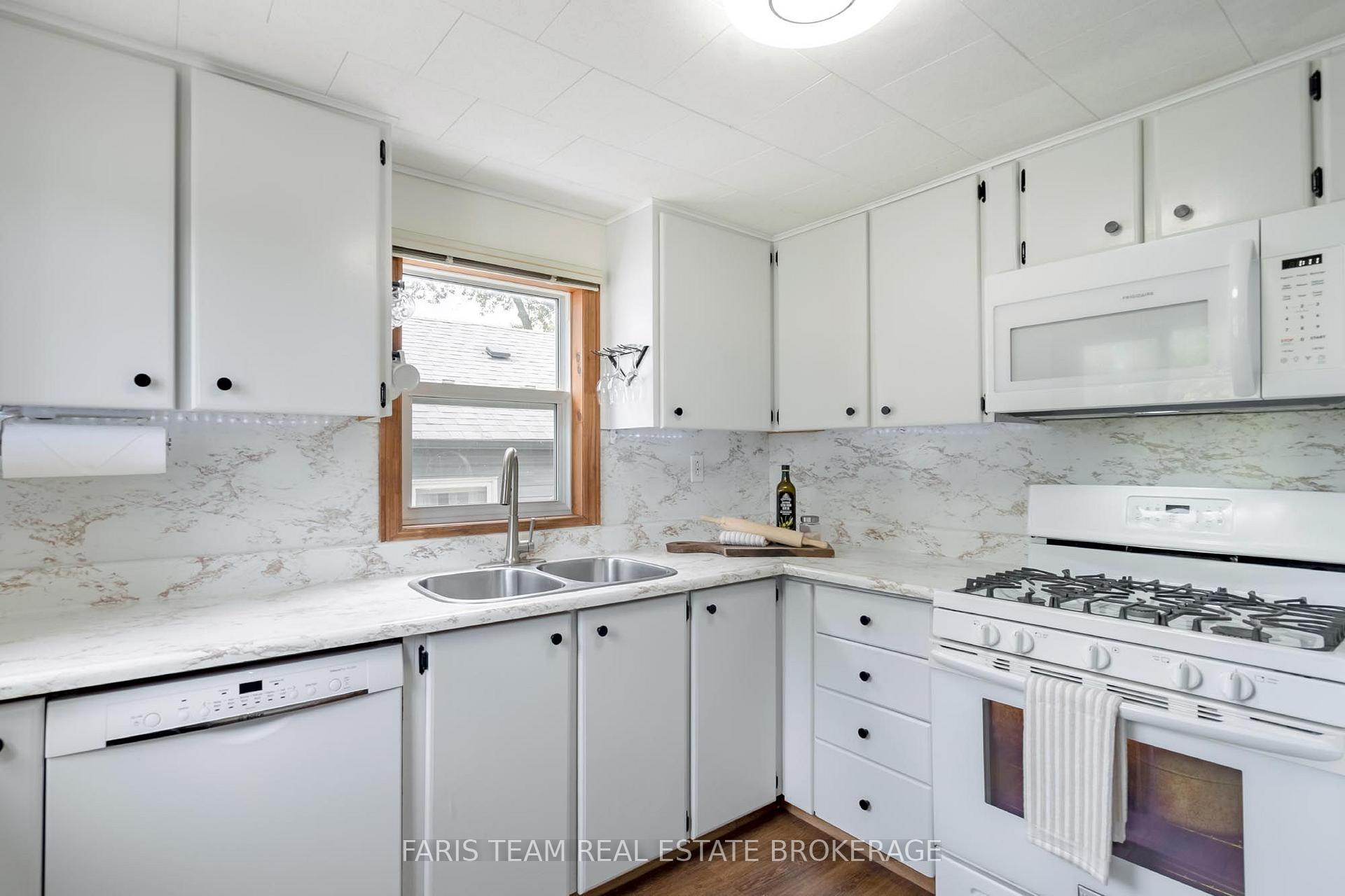 Photo 7 of 1067 Park Place, Innisfil, Rural Innisfil — HOMEH