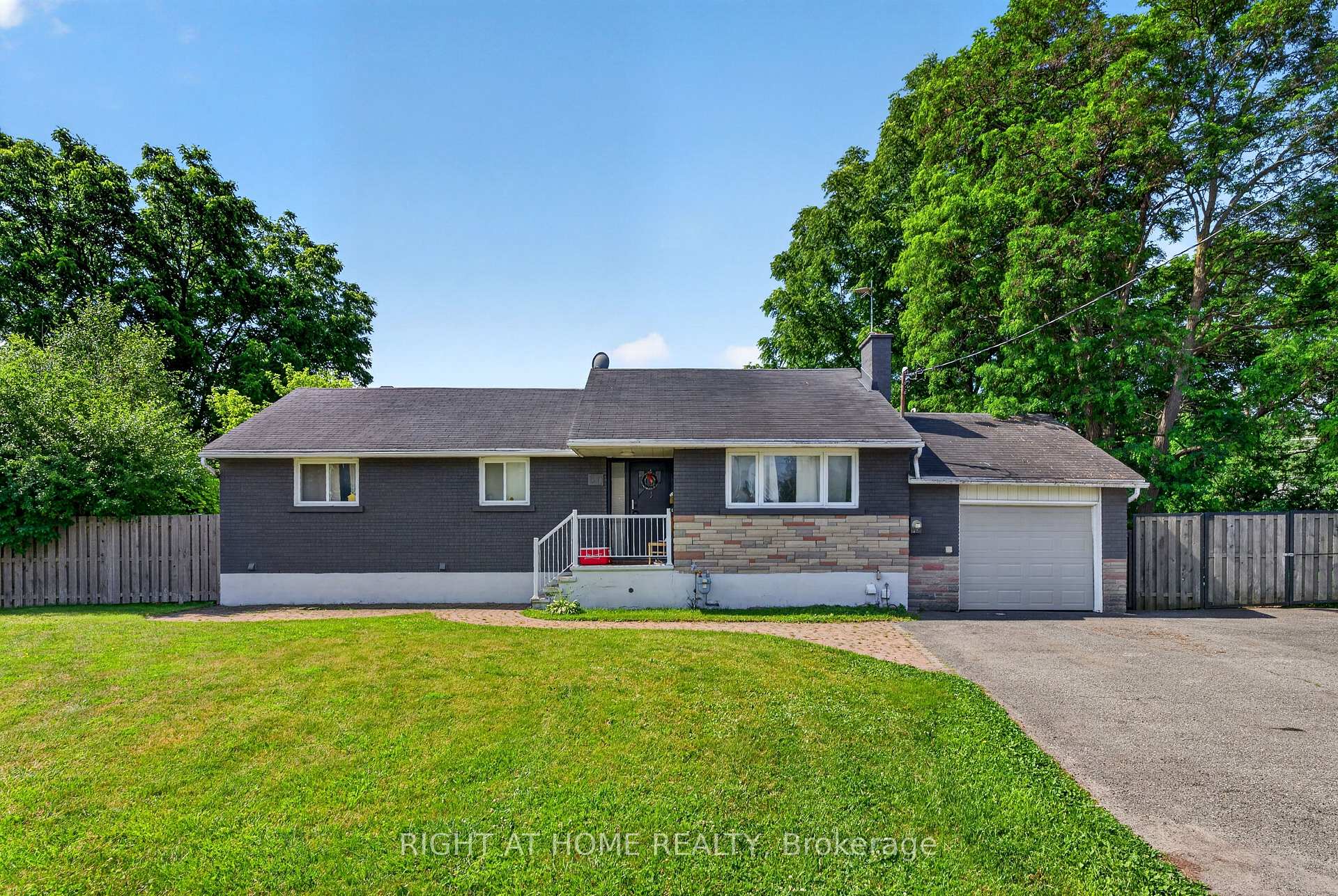 Photo 2 of 60 Westwood Drive, Ottawa, Meadowlands/Crestview — HOMEH