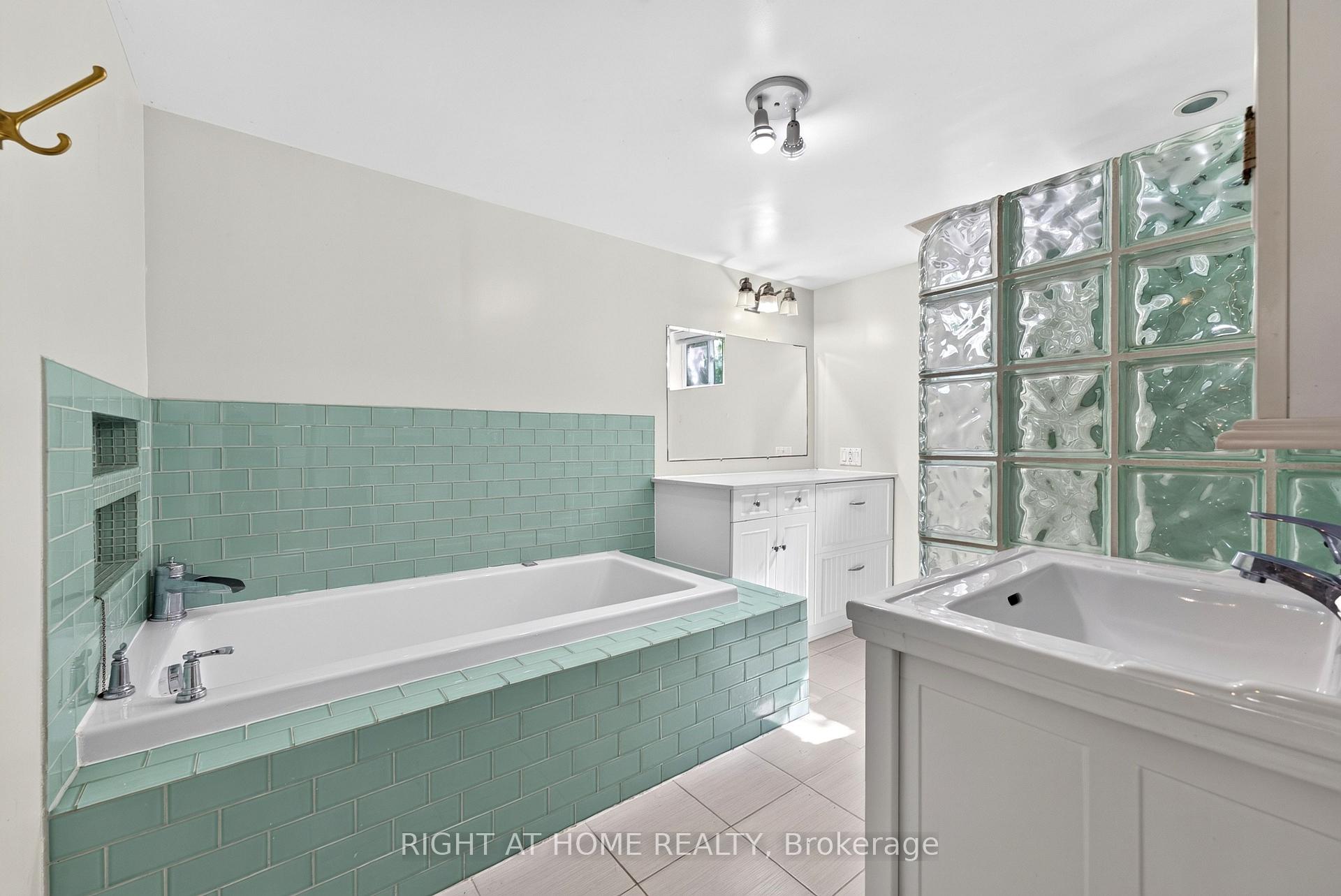 Photo 17 of 60 Westwood Drive, Ottawa, Meadowlands/Crestview — HOMEH