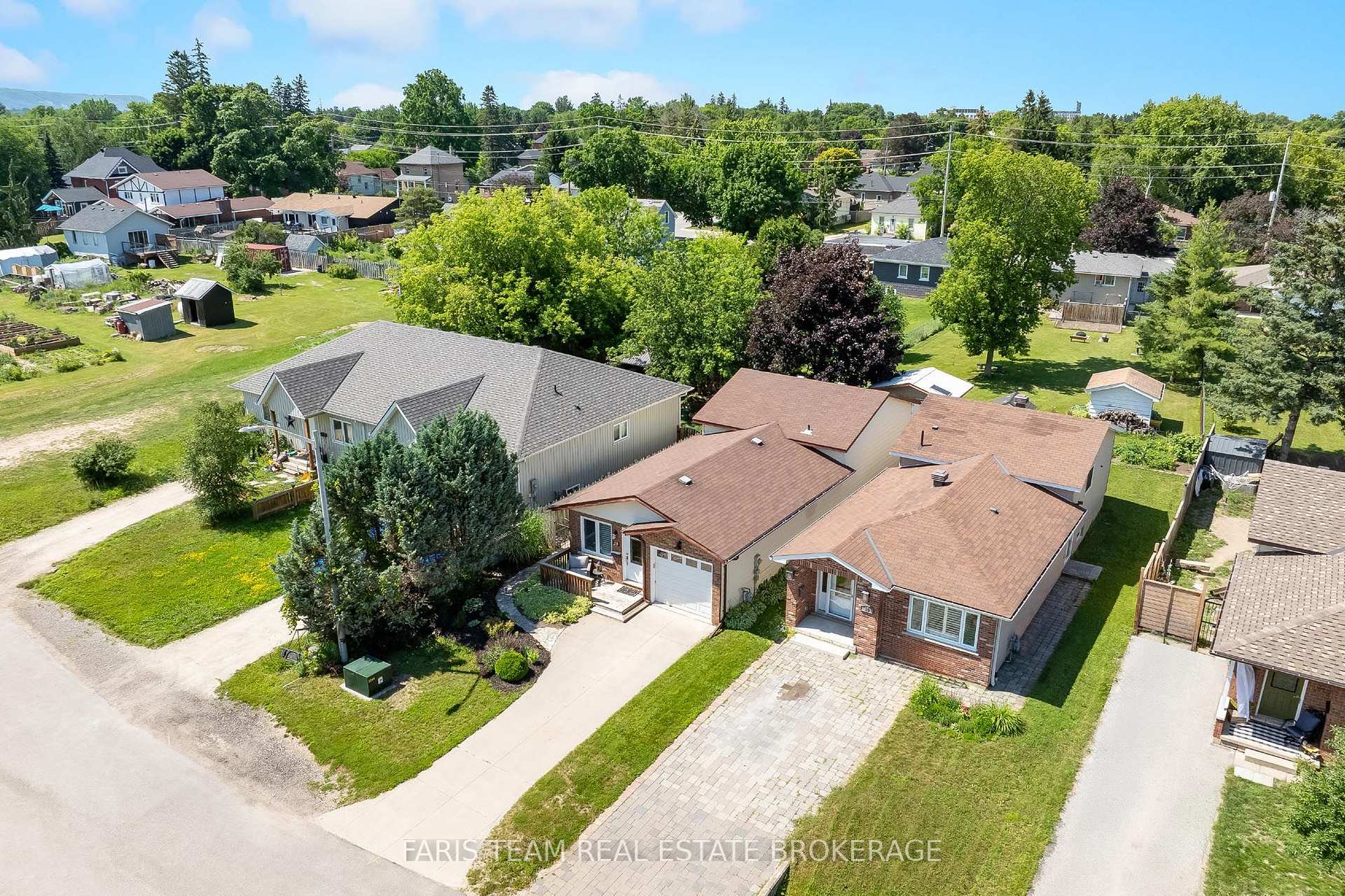 Photo 2 of 20 Leslie Drive, Collingwood — HOMEH
