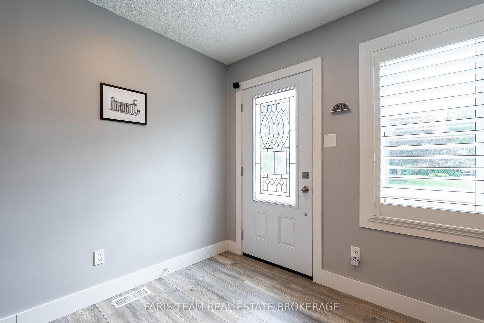 Photo 5 of 20 Leslie Drive, Collingwood — HOMEH