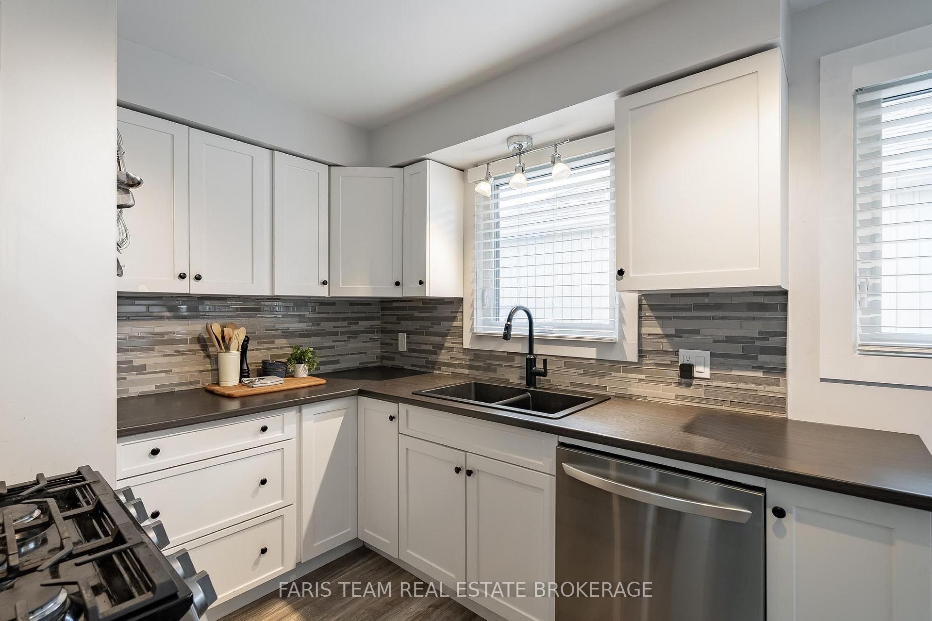 Photo 6 of 20 Leslie Drive, Collingwood — HOMEH
