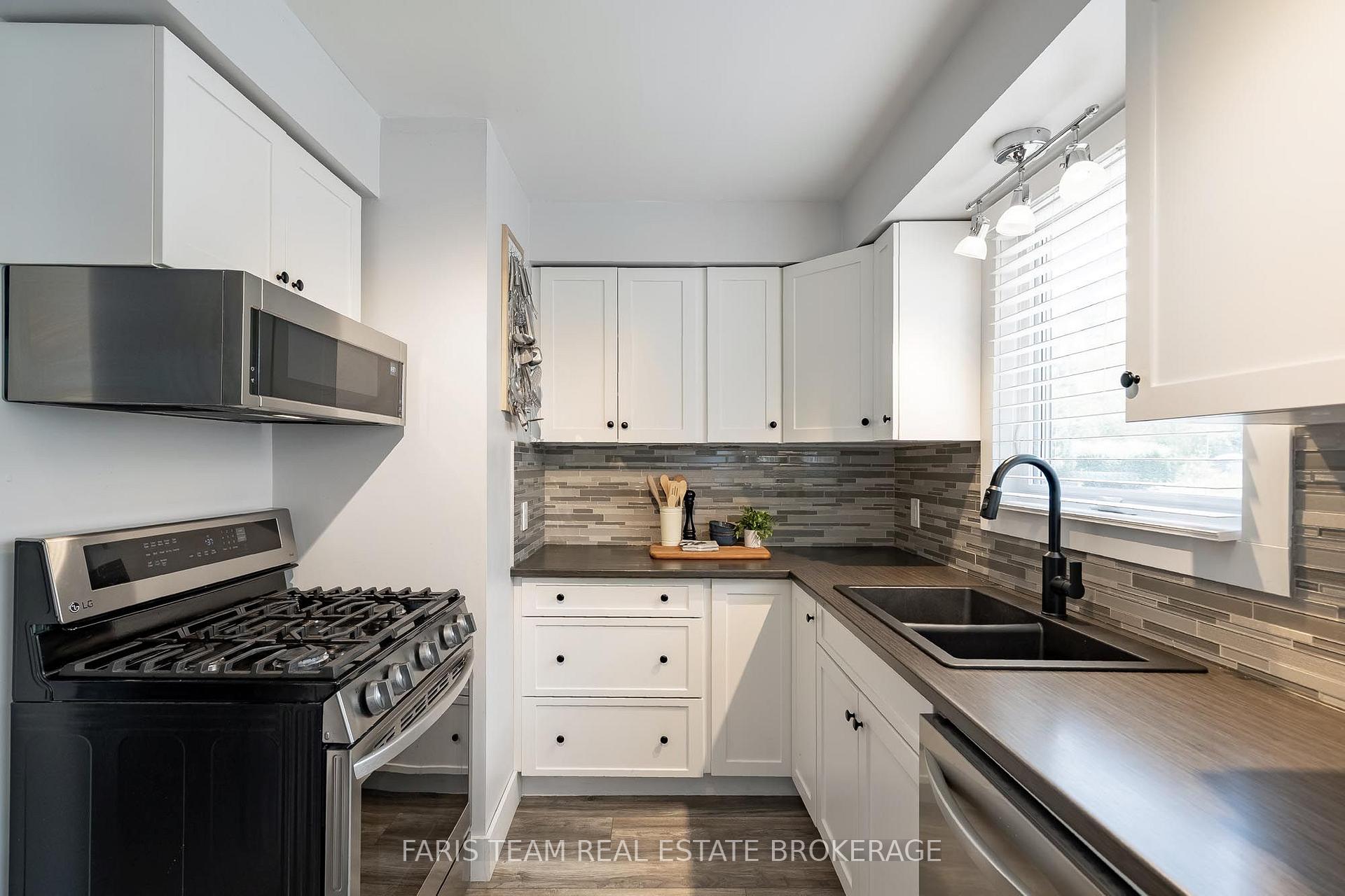 Photo 7 of 20 Leslie Drive, Collingwood — HOMEH