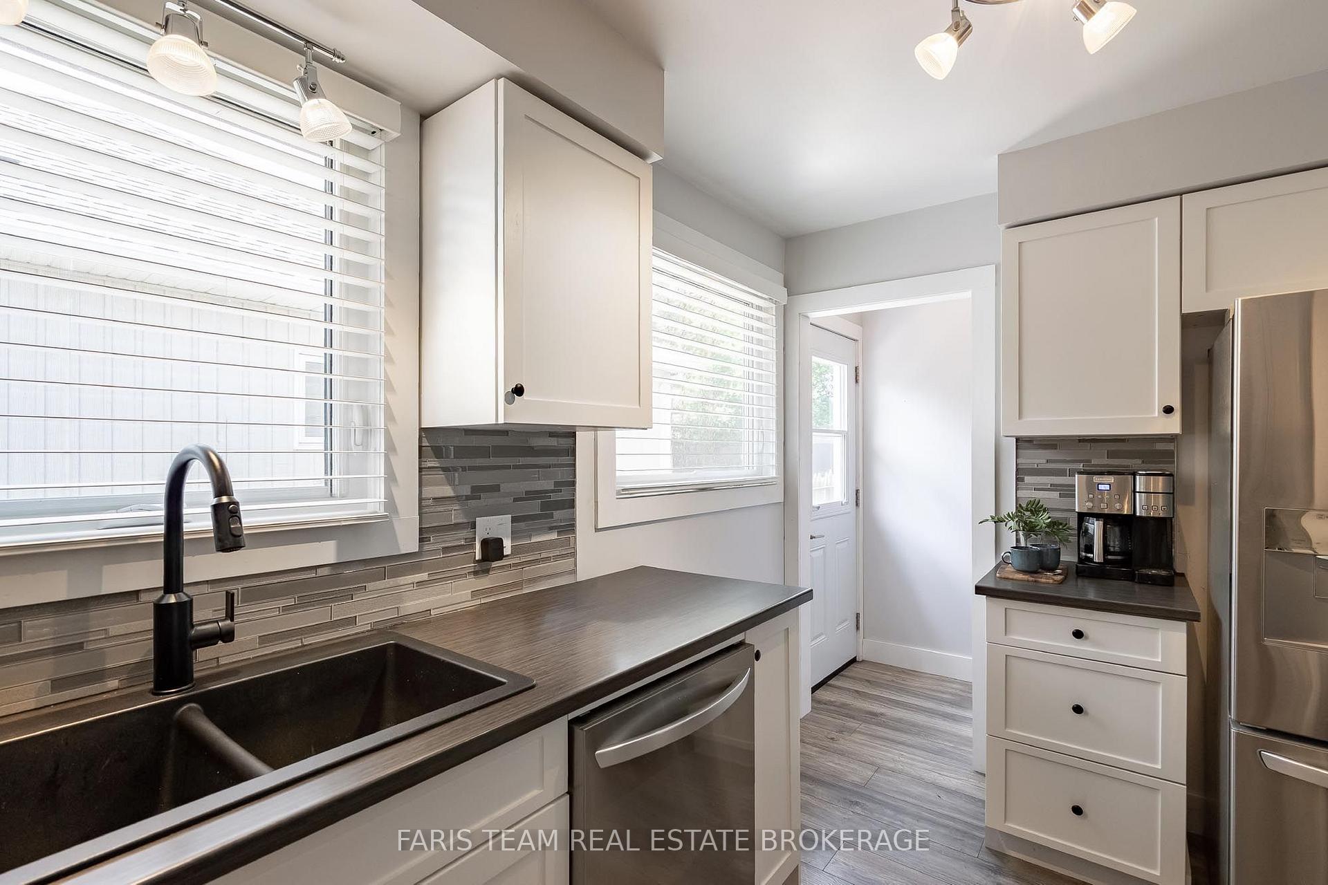 Photo 10 of 20 Leslie Drive, Collingwood — HOMEH
