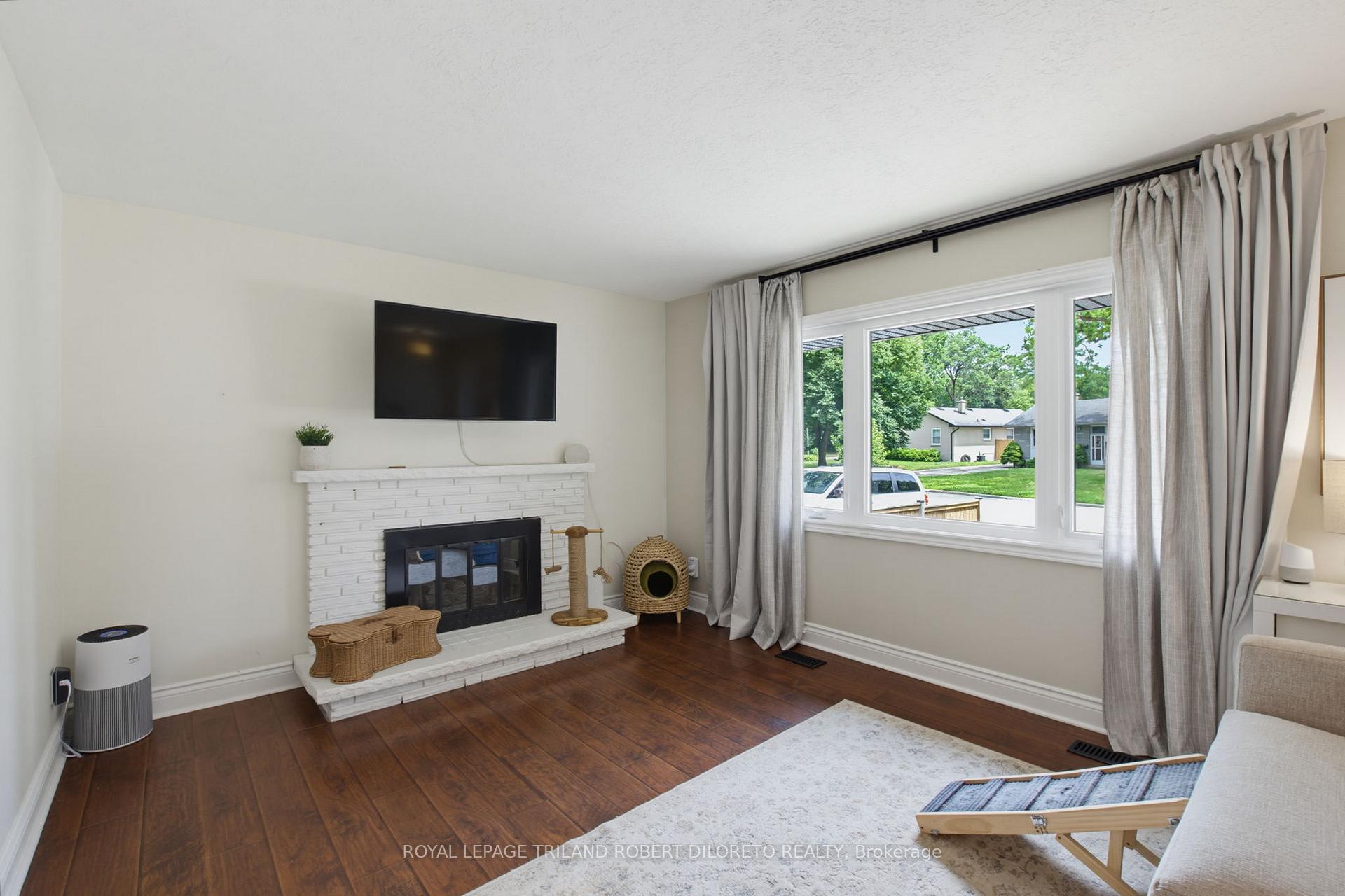 Photo 7 of 9 Strathcona Drive, London, East O — HOMEH