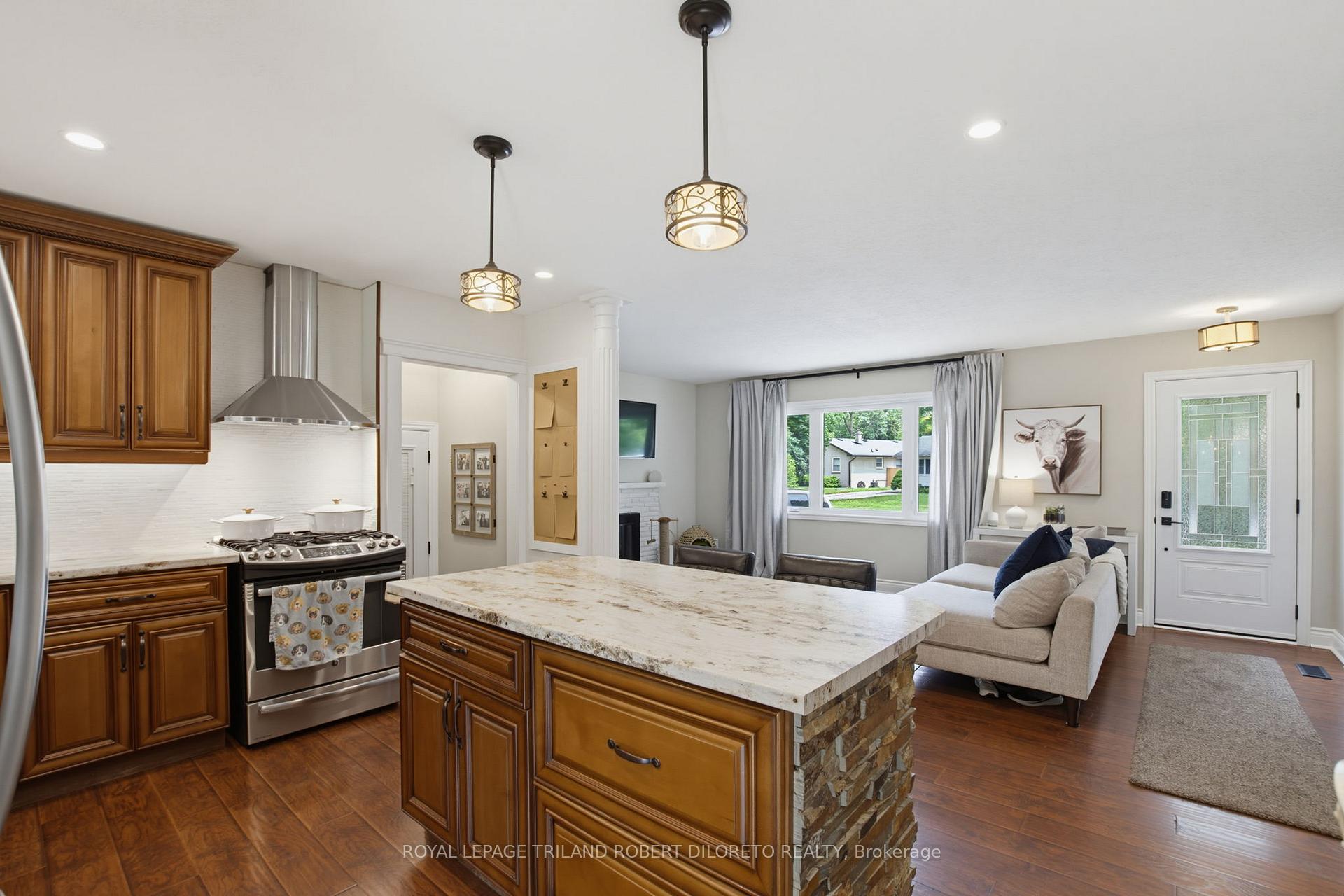 Photo 15 of 9 Strathcona Drive, London, East O — HOMEH