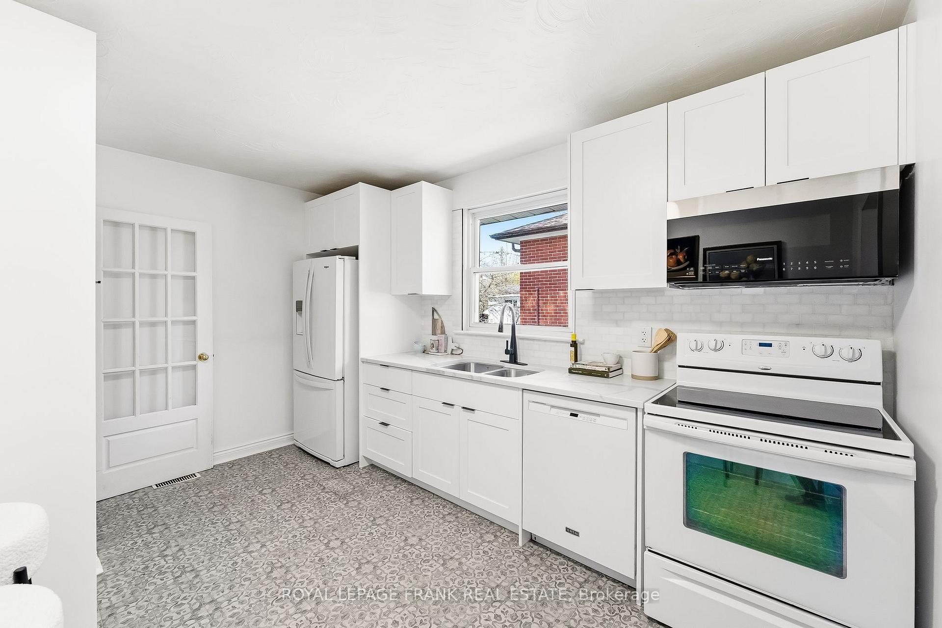Photo 10 of 1212 Valley Drive, Oshawa, Lakeview — HOMEH