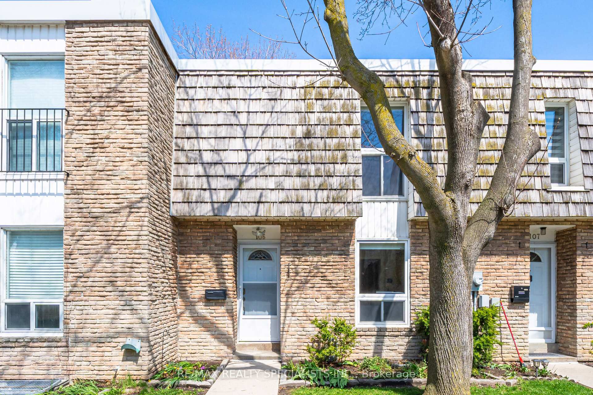 Front of Unit 106, 701 Burnhamthorpe Road