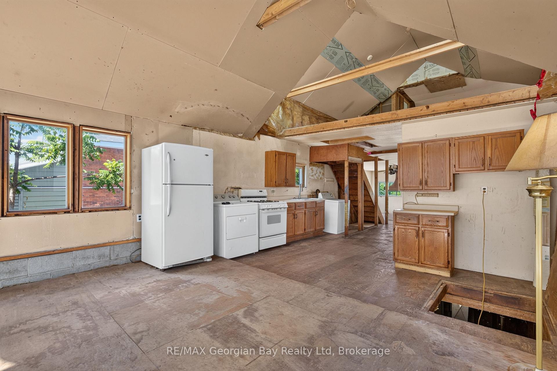Photo 4 of 379 Gloucester Street, Midland — HOMEH