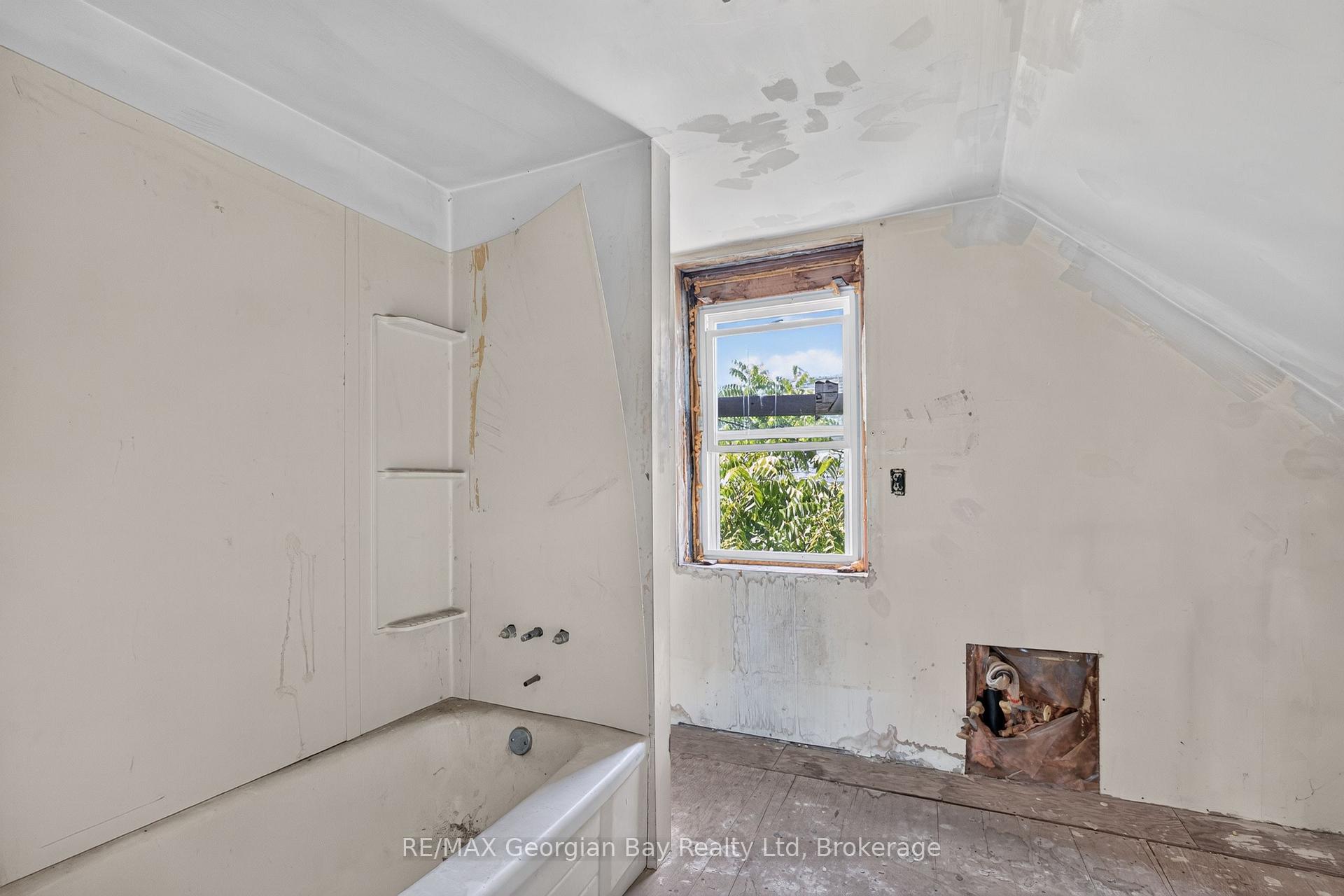 Photo 17 of 379 Gloucester Street, Midland — HOMEH