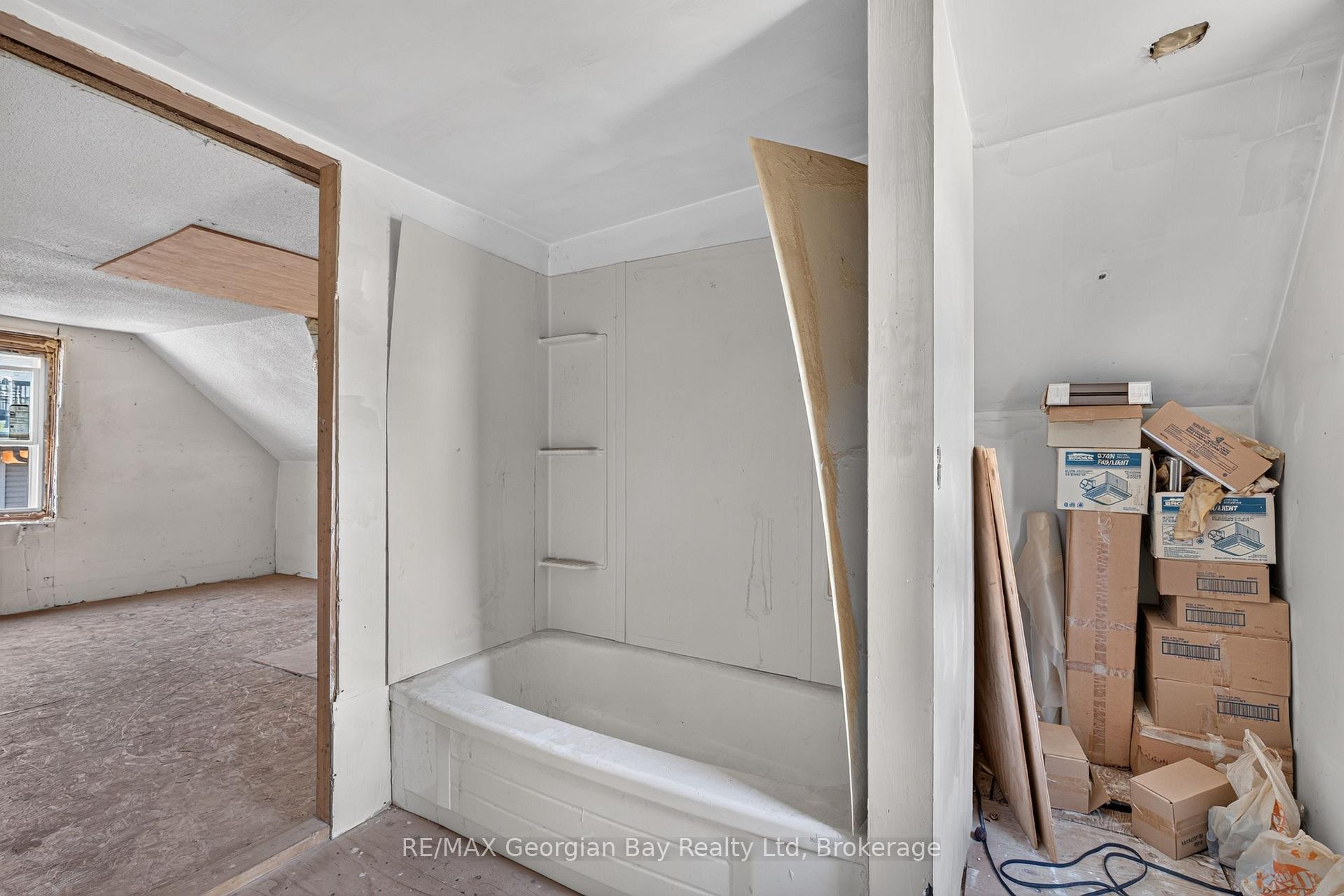 Photo 18 of 379 Gloucester Street, Midland — HOMEH
