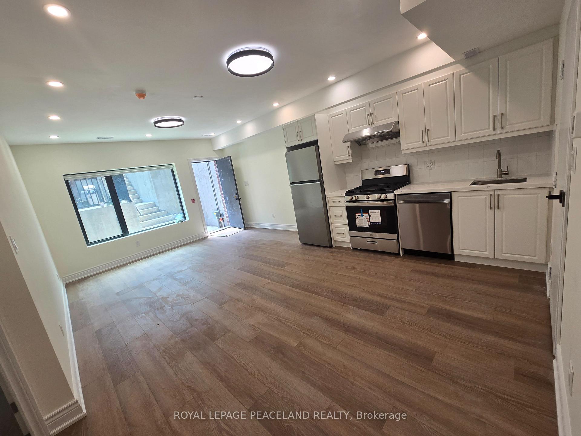 Front of Unit Laneway Hse Lwr, 556 Spadina Crescent