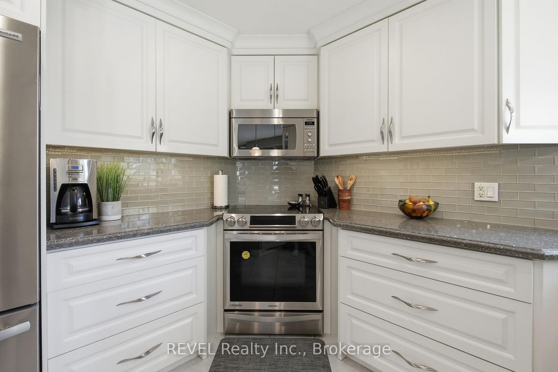 Photo 16 of 29 Stratton Crescent, Whitby, Rolling Acres — HOMEH
