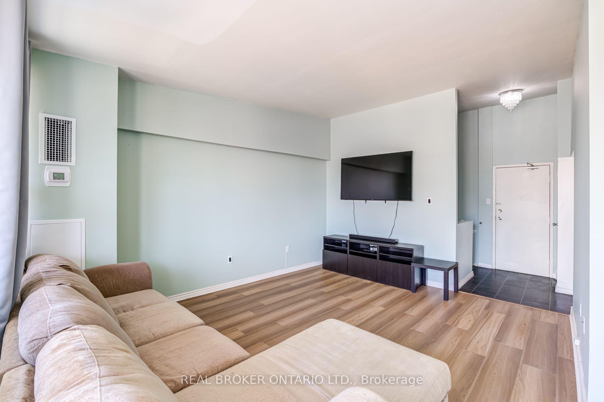 Photo of Unit 402, 4060 Lawrence Avenue E