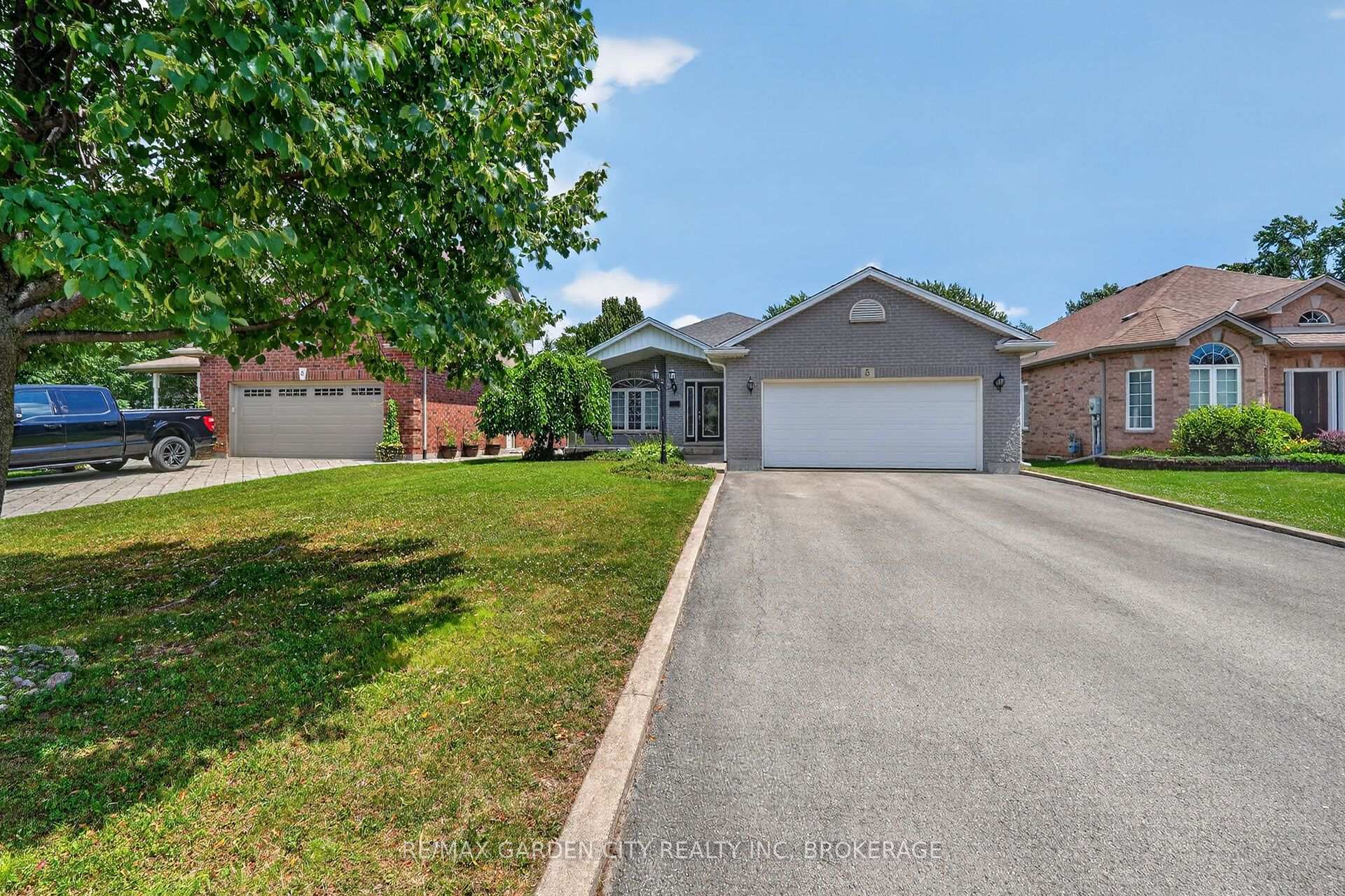 Photo 2 of 5 Green Pointe Drive, Welland, N. Welland — HOMEH