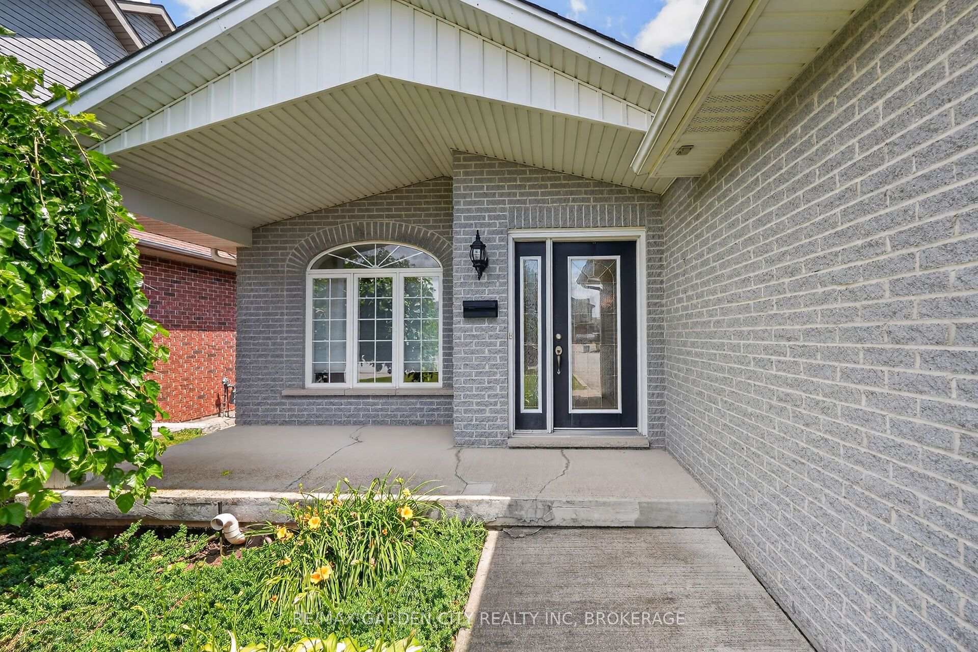 Photo 3 of 5 Green Pointe Drive, Welland, N. Welland — HOMEH
