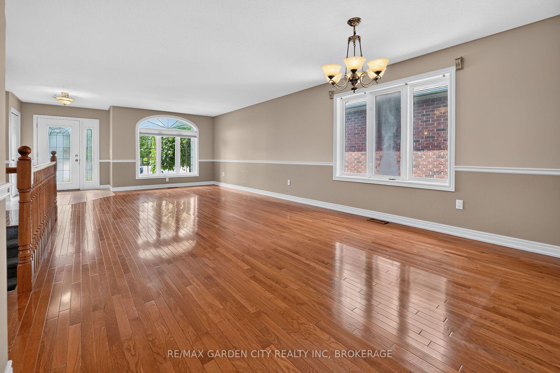 Photo 8 of 5 Green Pointe Drive, Welland, N. Welland — HOMEH