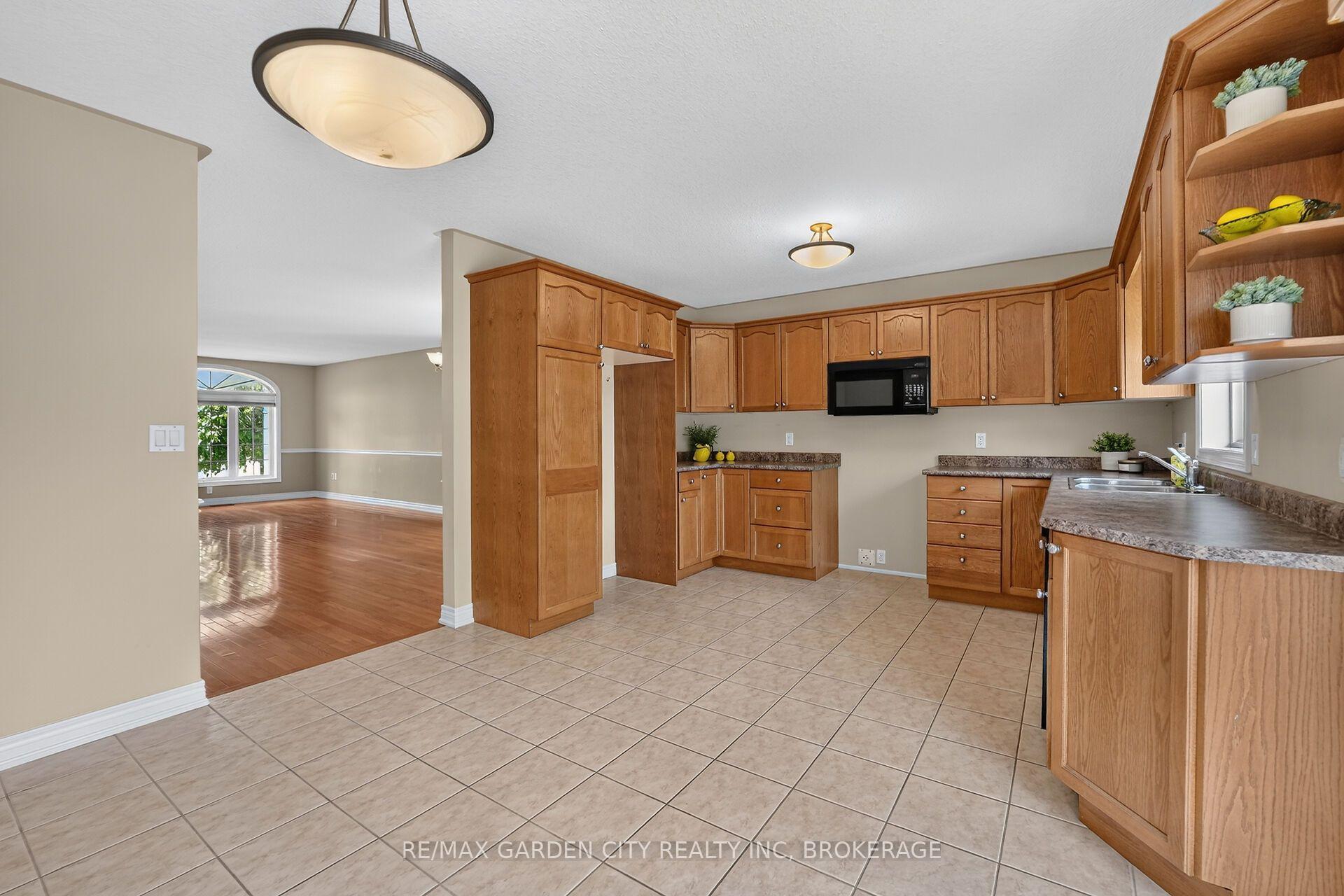 Photo 9 of 5 Green Pointe Drive, Welland, N. Welland — HOMEH