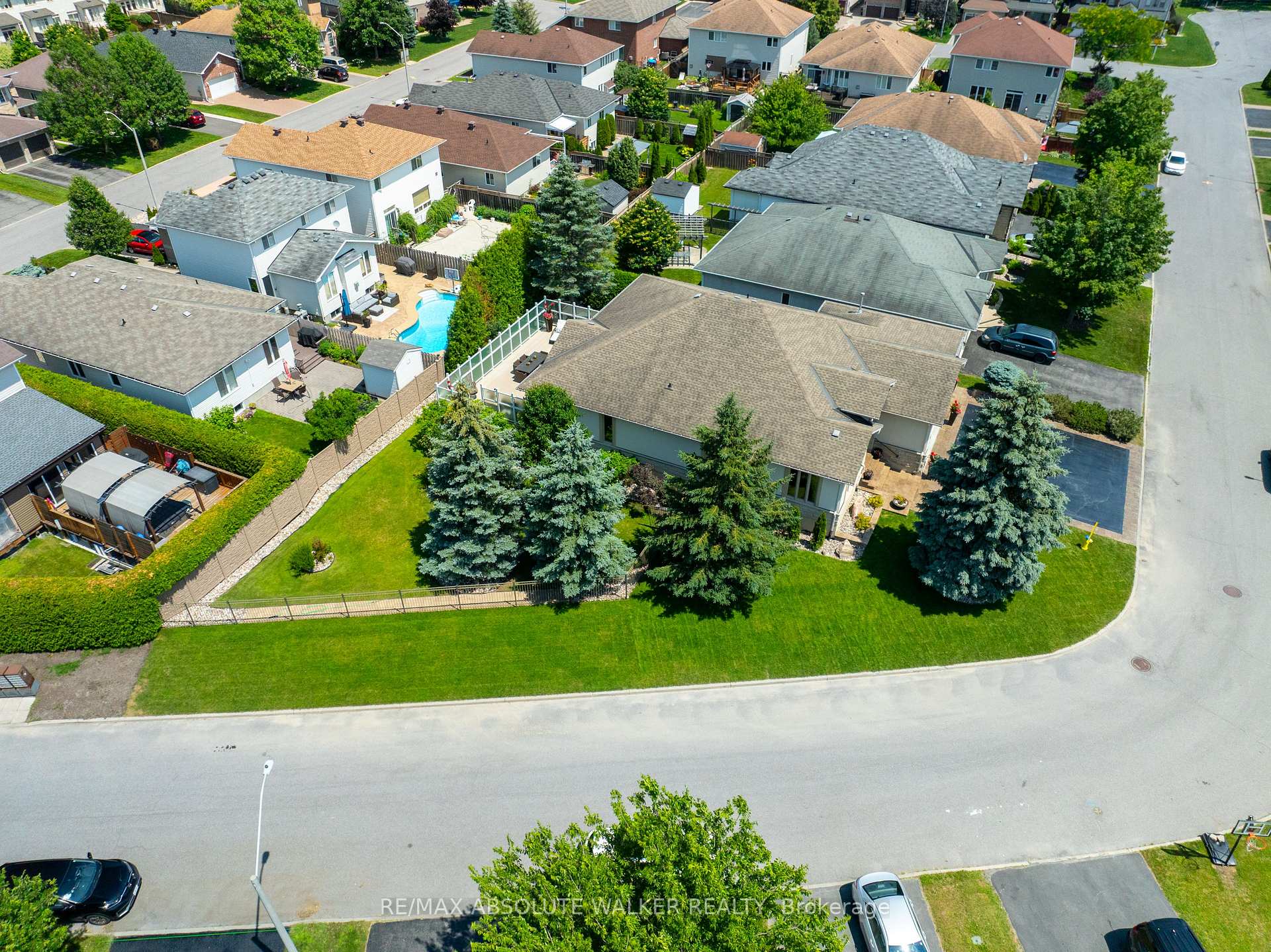 Photo 2 of 667 Everlasting Crescent, Ottawa, Springridge/East Village — HOMEH