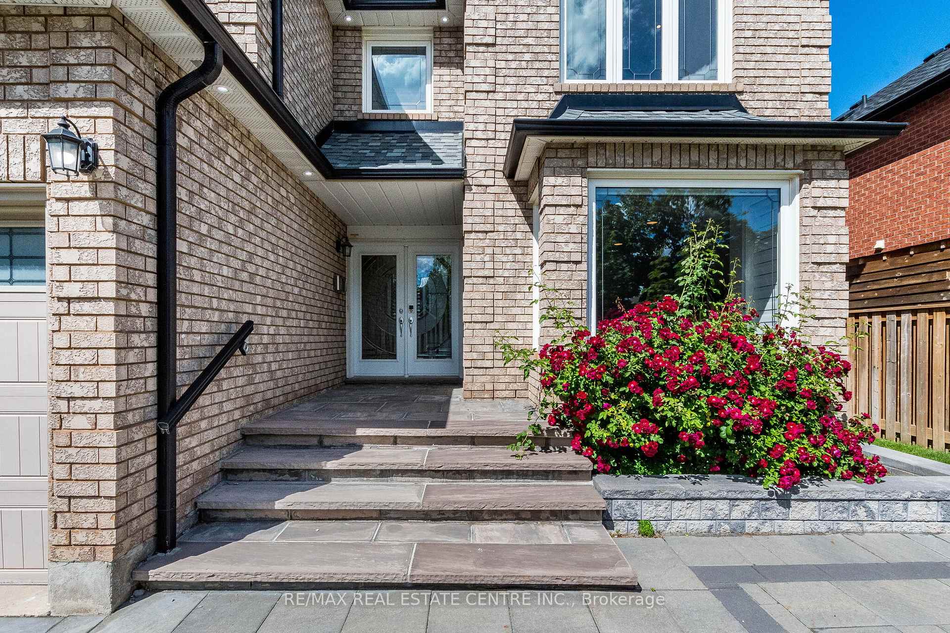 Photo 3 of 5937 Rayshaw Crescent, Mississauga, Streetsville — HOMEH