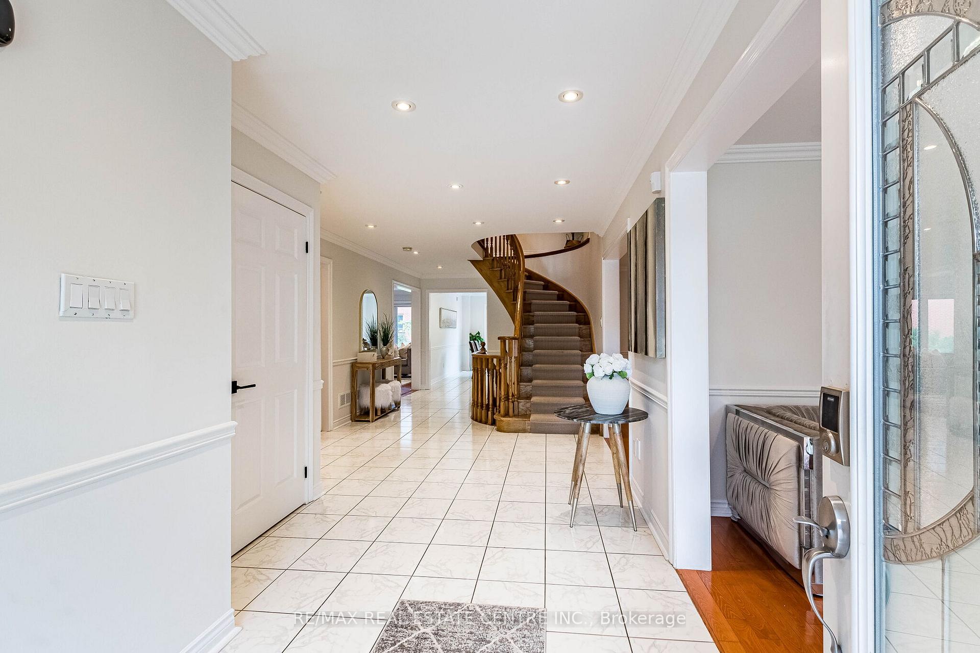 Photo 4 of 5937 Rayshaw Crescent, Mississauga, Streetsville — HOMEH