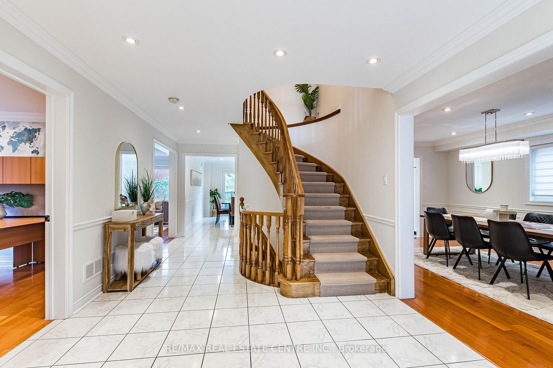 Photo 5 of 5937 Rayshaw Crescent, Mississauga, Streetsville — HOMEH