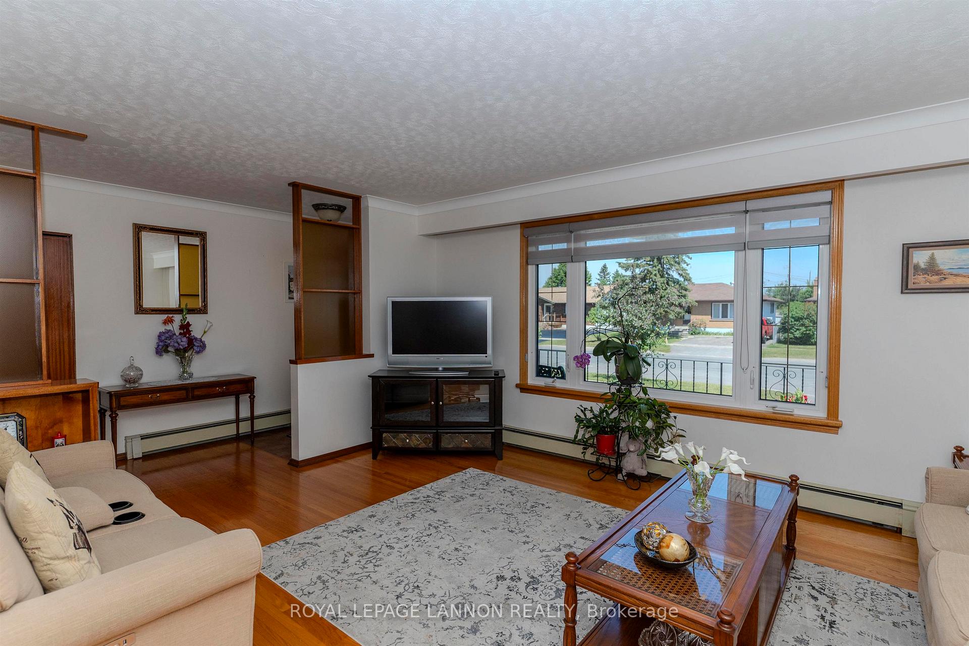 Photo 9 of 402 Victoria Ave W, Thunder Bay, Edgewater Park — HOMEH