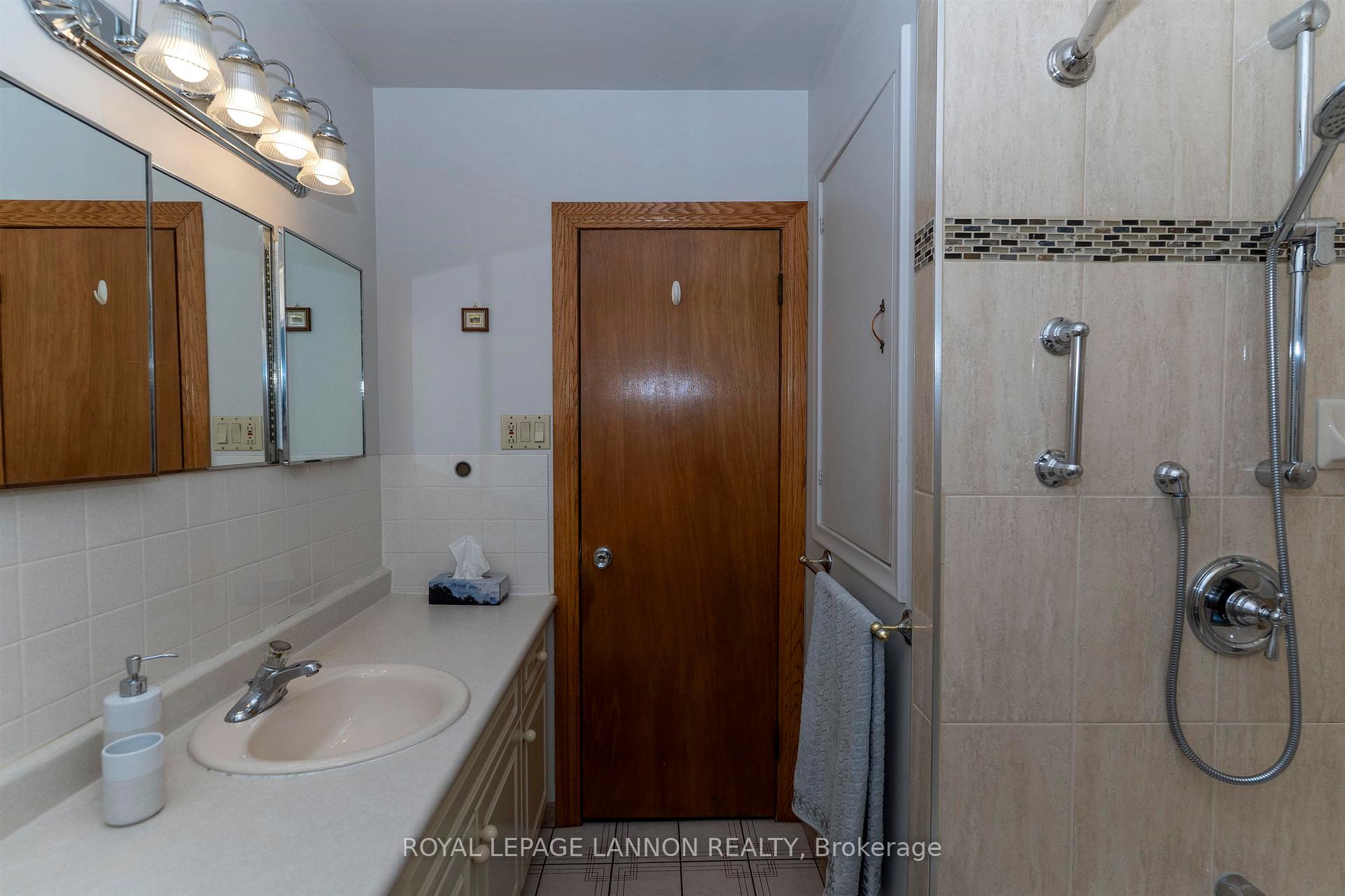 Photo 22 of 402 Victoria Ave W, Thunder Bay, Edgewater Park — HOMEH
