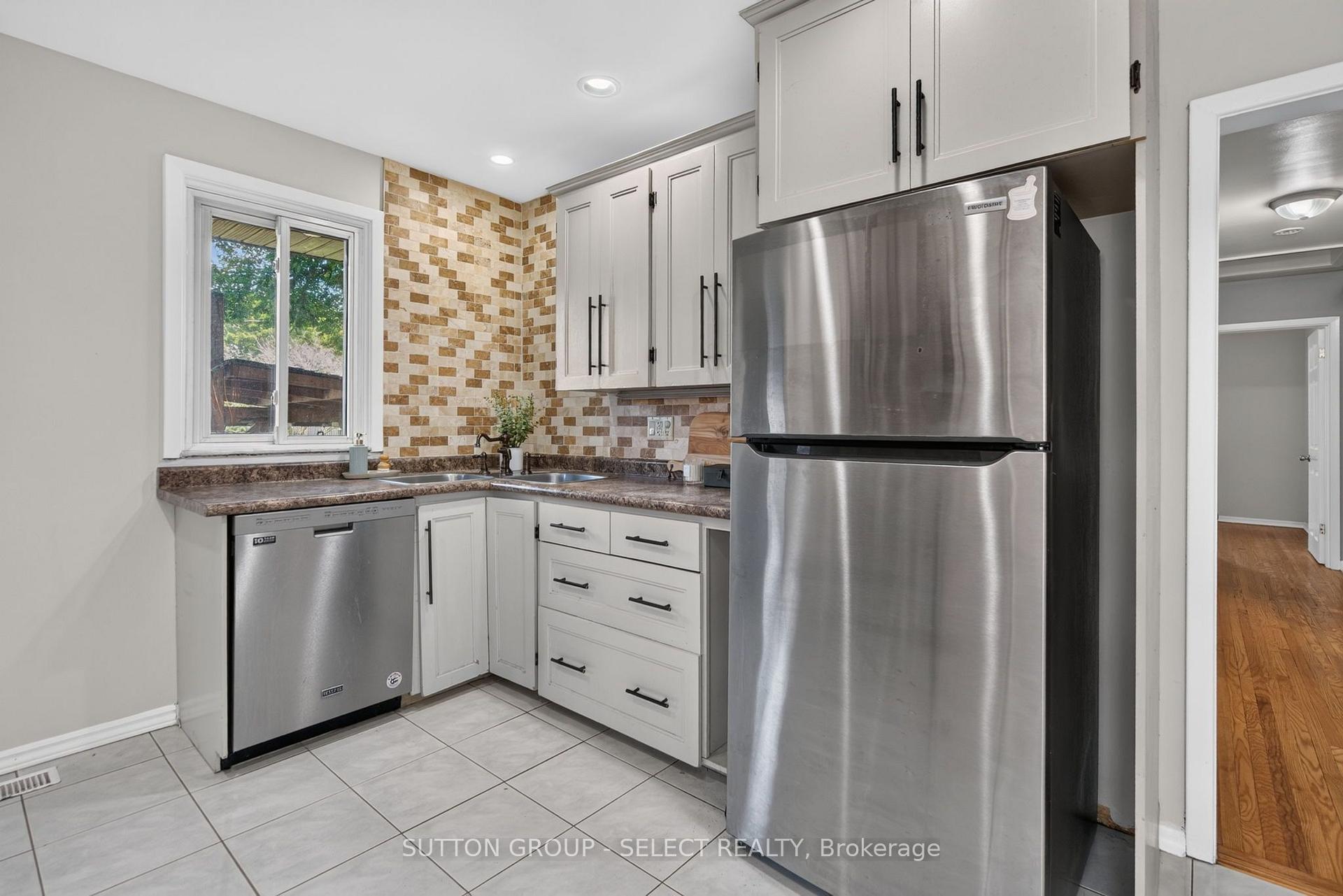 Photo 11 of 198 Arlington Crescent, London, South J — HOMEH