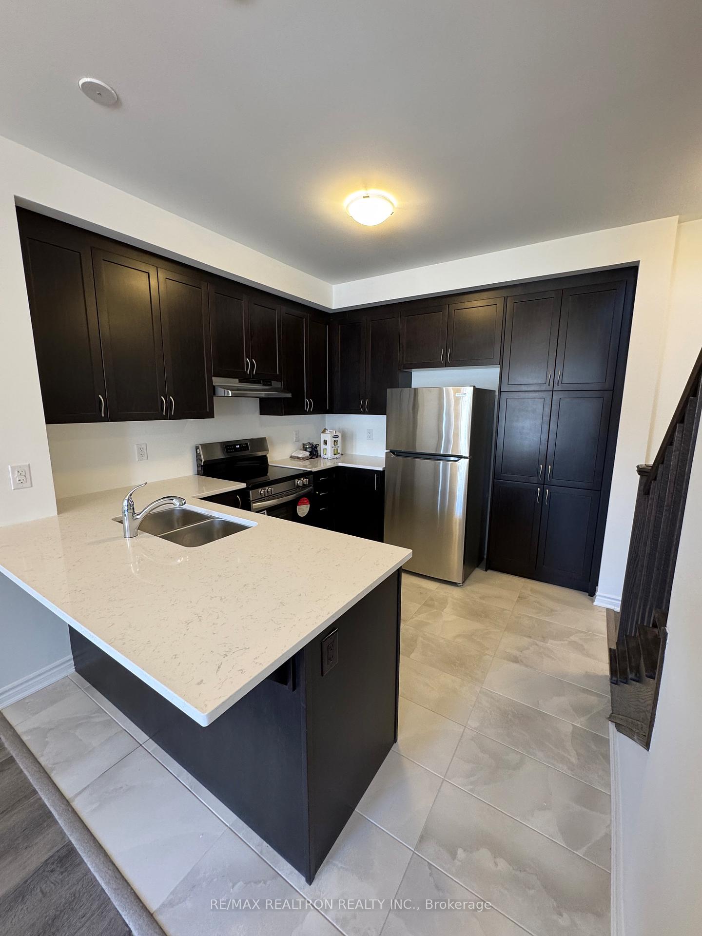 Photo 2 of 40 Ennerdale Street, Barrie, Rural Barrie Southwest — HOMEH