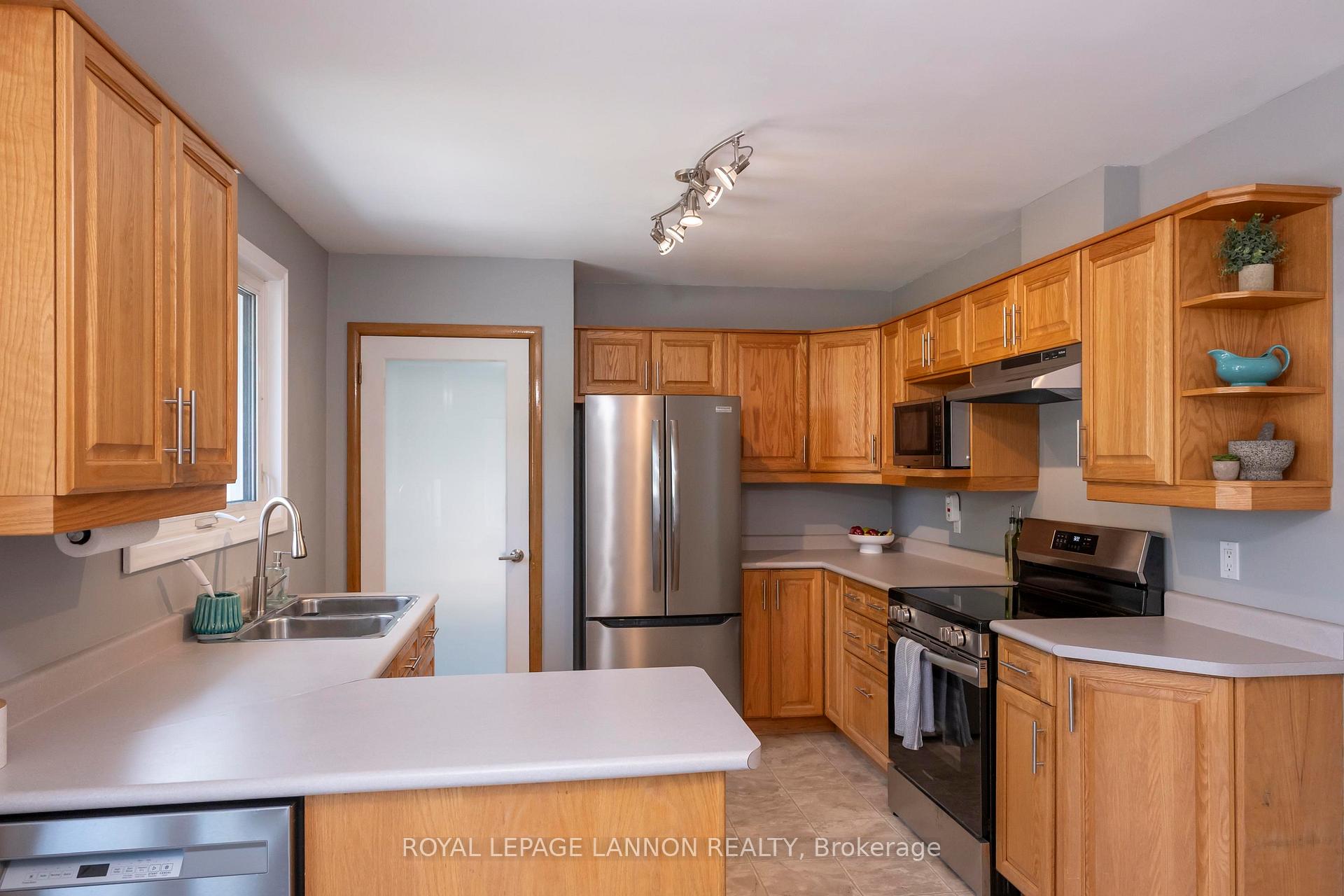 Photo 17 of 113 Isabella St. W. W, Thunder Bay, Green Acres — HOMEH